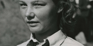 Portret van een meisje van de Jeugdstorm gemaakt in januari 1942. 