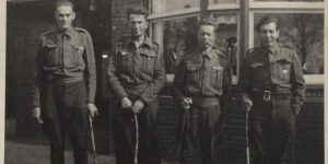 Stationsstraat 4 in Musselkanaal: Johannes Tillema (l.) en drie kameraden te voet teruggekeerd uit een kamp in de buurt van Hannover, Duitsland.