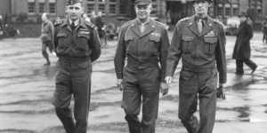 Na afloop van de conferentie begeven Tedder, Eisenhower en Simpson zich naar buiten.