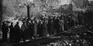 Burgers beschouwen de oorlogsverwoestingen ten gevolgen van het bombardement van 22 februari 1944 op Nijmegen.