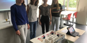 Scholieren tijdens de presentatie van hun maquette
