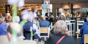 Geart de Vries (l) Frank van Vree (m) en Hinke Piersma (r) in gesprek