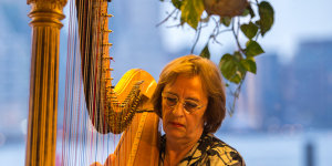 Erika Waardenburg op de harp van Rosa Spier