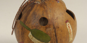 Een tandenborstelhouder uitgesneden uit een kokosnoot.