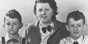 De broertjes Eduard en Alexander met moeder Elisabeth Hornemann-Docters.