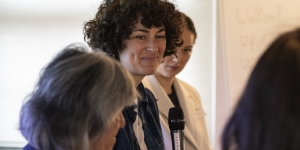 Margaret Leidelmeijer, Ariadne Asimakopoulos en Warda El-Kaddouri tijdens de paneldiscussie.