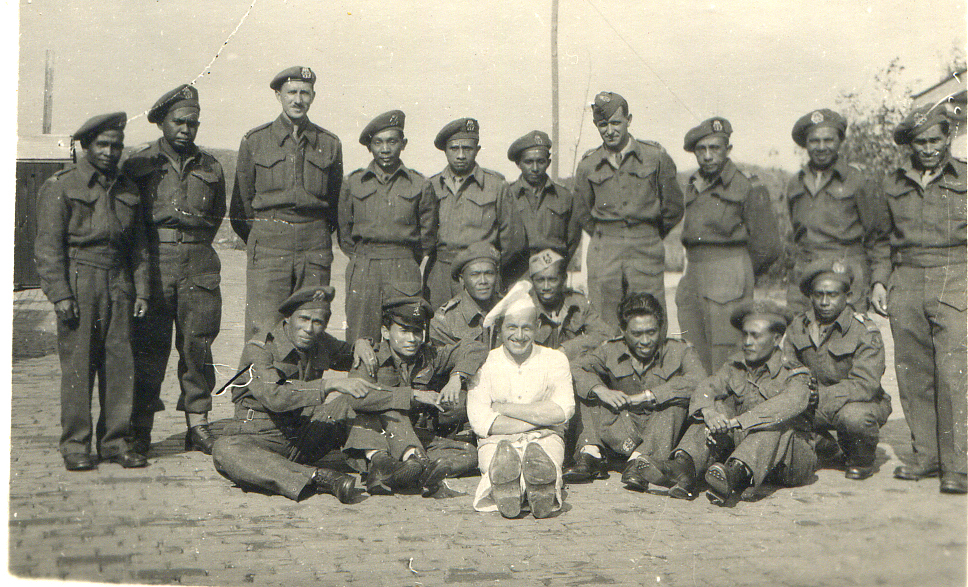 KNIL-militairen in winteruniform, in een opleidingskamp in Nederland