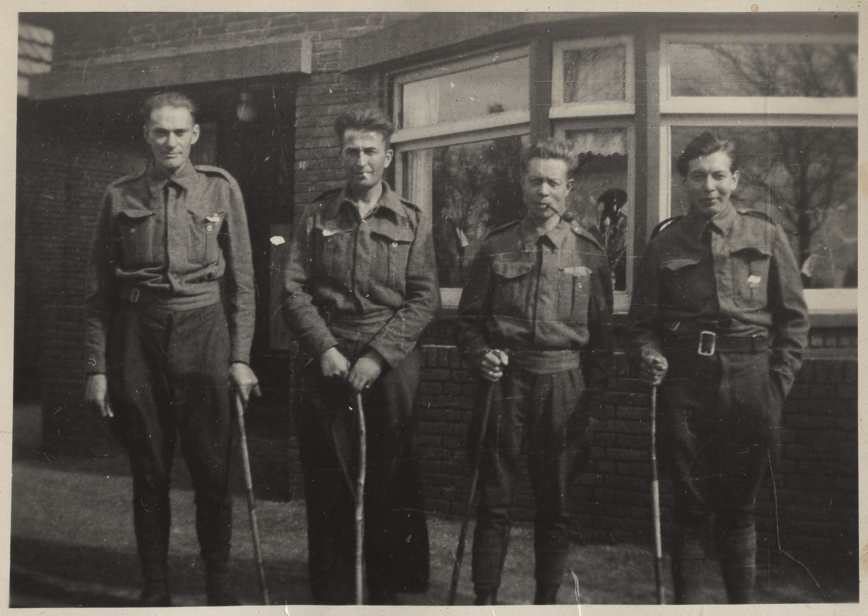 Stationsstraat 4 in Musselkanaal: Johannes Tillema (l.) en drie kameraden te voet teruggekeerd uit een kamp in de buurt van Hannover, Duitsland.