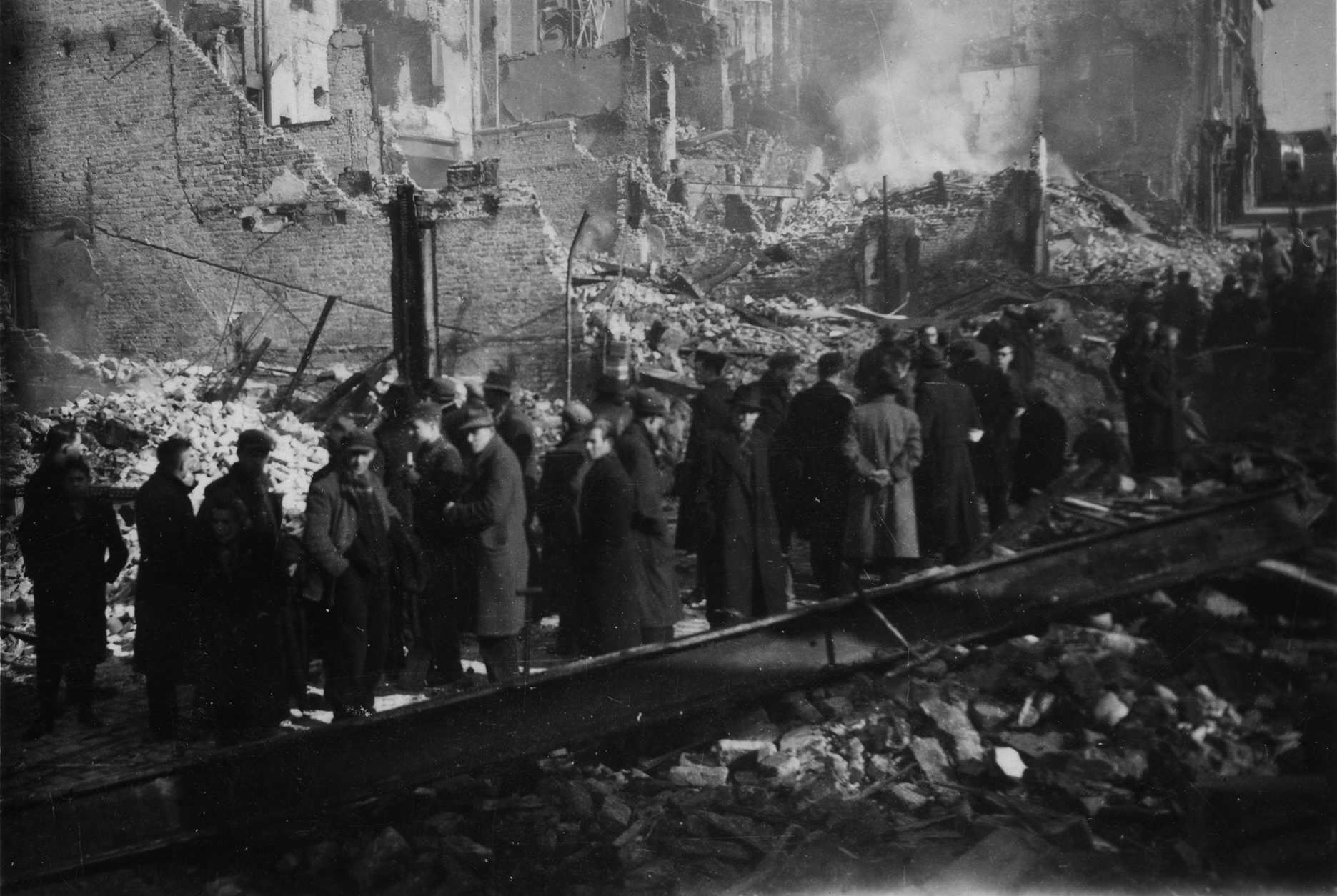 Burgers beschouwen de oorlogsverwoestingen ten gevolgen van het bombardement van 22 februari 1944 op Nijmegen.
