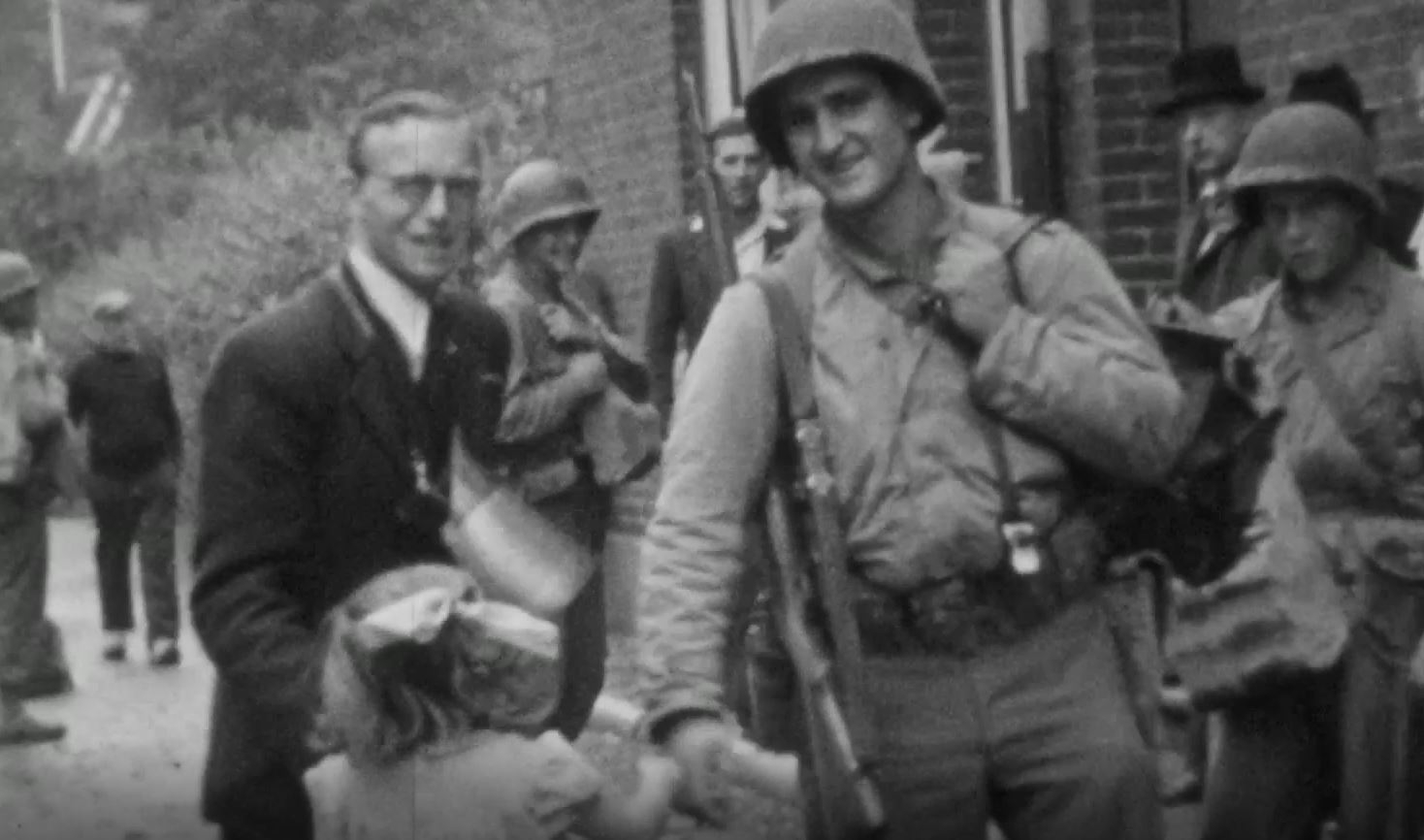 Stills uit de Graaflandfilm: Amerikaanse soldaten poseren met burgers tijdens de bevrijding van Maastricht in september 1944