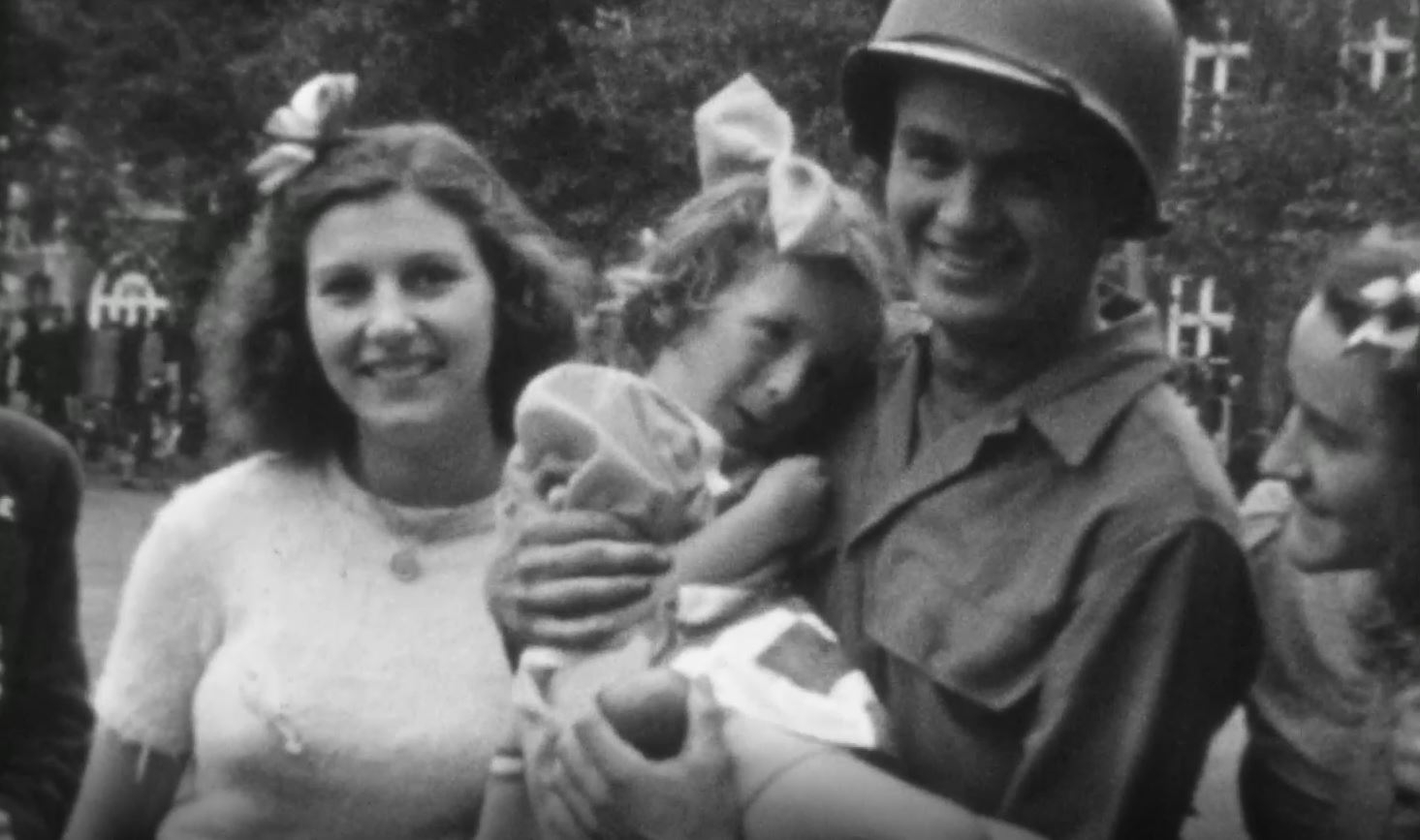 Stills uit de Graaflandfilm: Amerikaanse soldaten poseren met burgers tijdens de bevrijding van Maastricht in september 1944