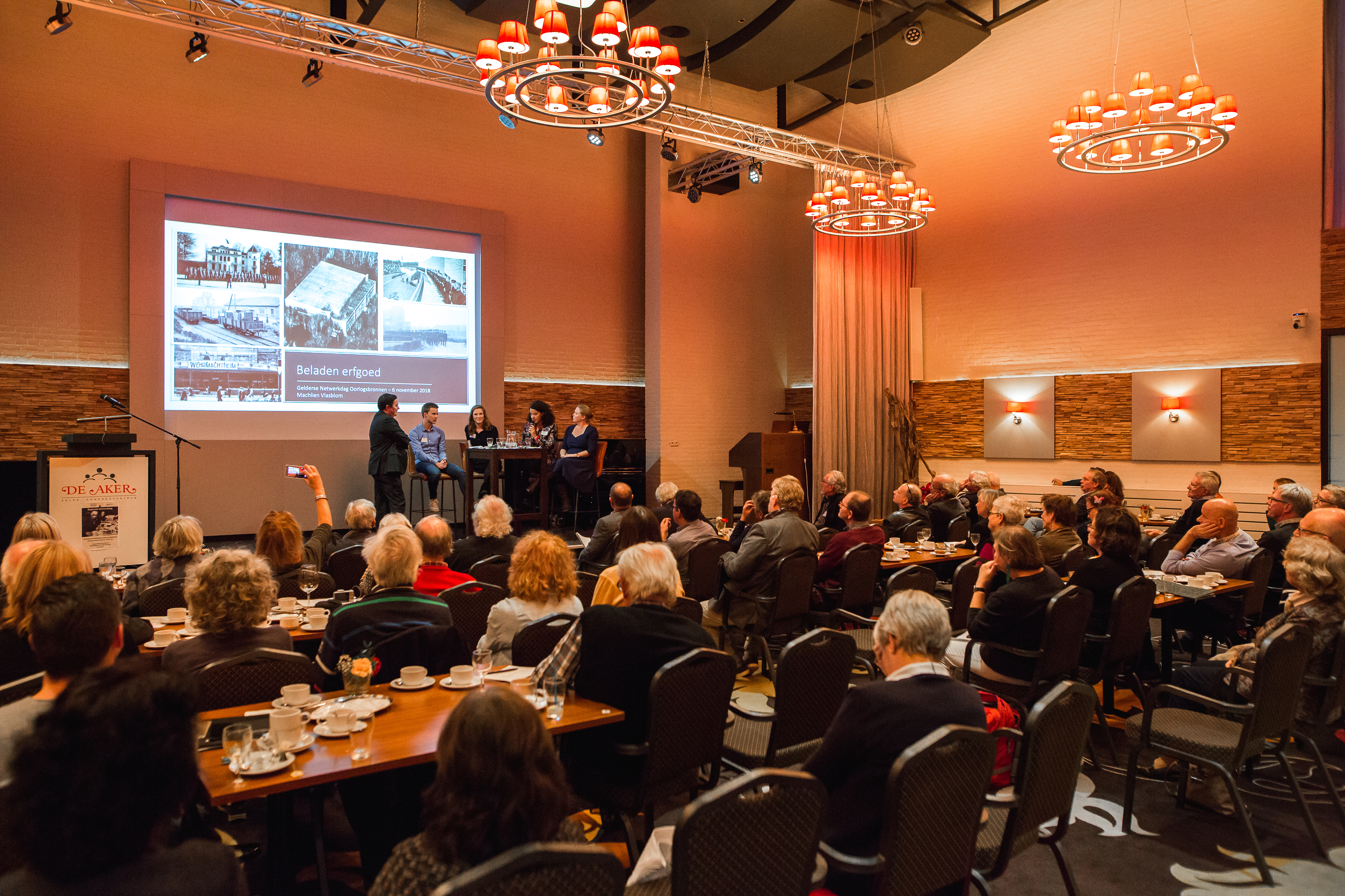 Aan tafel v.l.n.r. Jelle van de Graaf, Susan Scherpenisse, Machlien Vlasblom, Jette Janssen.