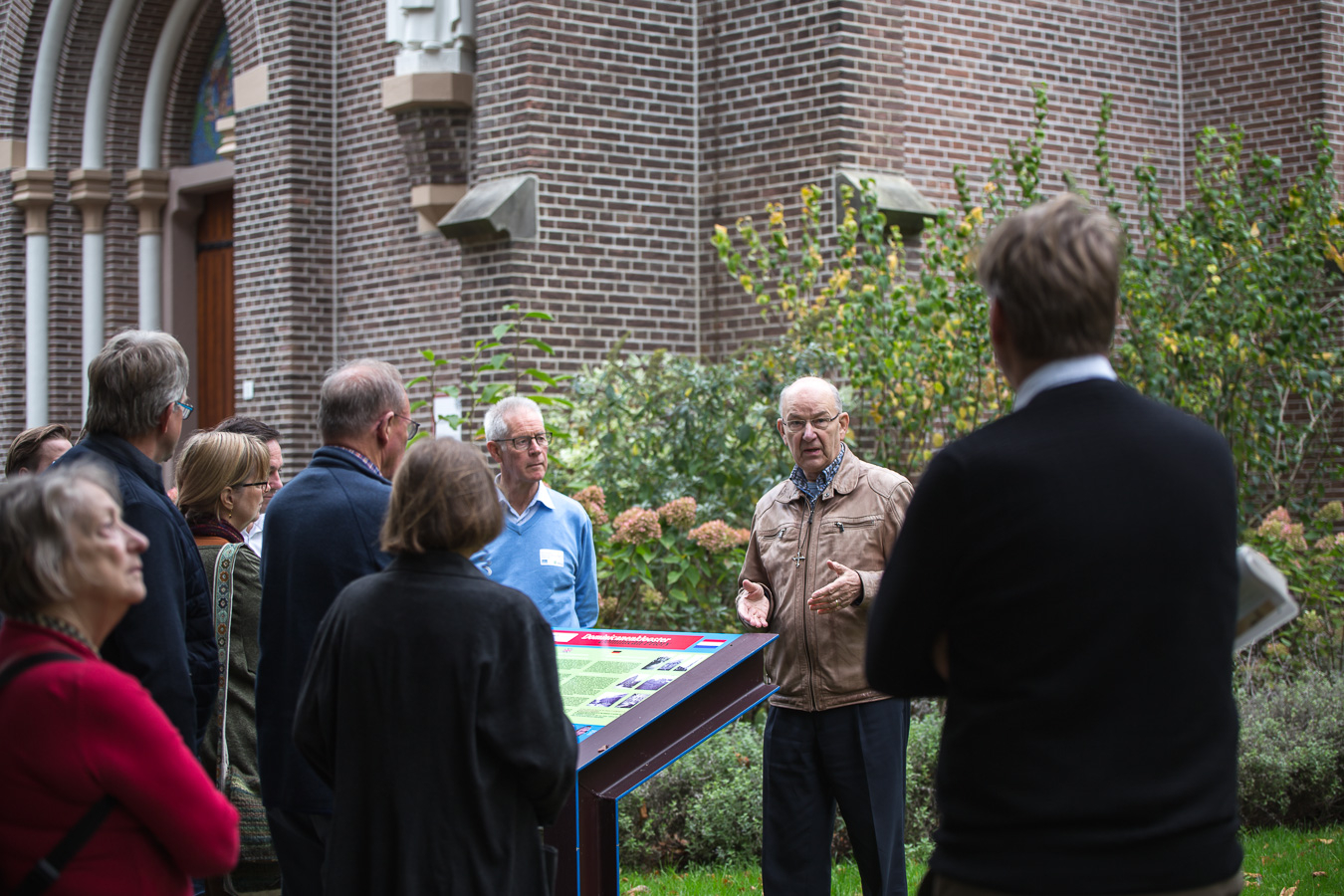 Op de buitenmuren van het klooster zijn de sporen van bombardementen nog te zien