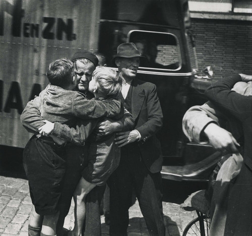 Vader keert terug na de oorlog (arbeidsinzet) te Den Haag.