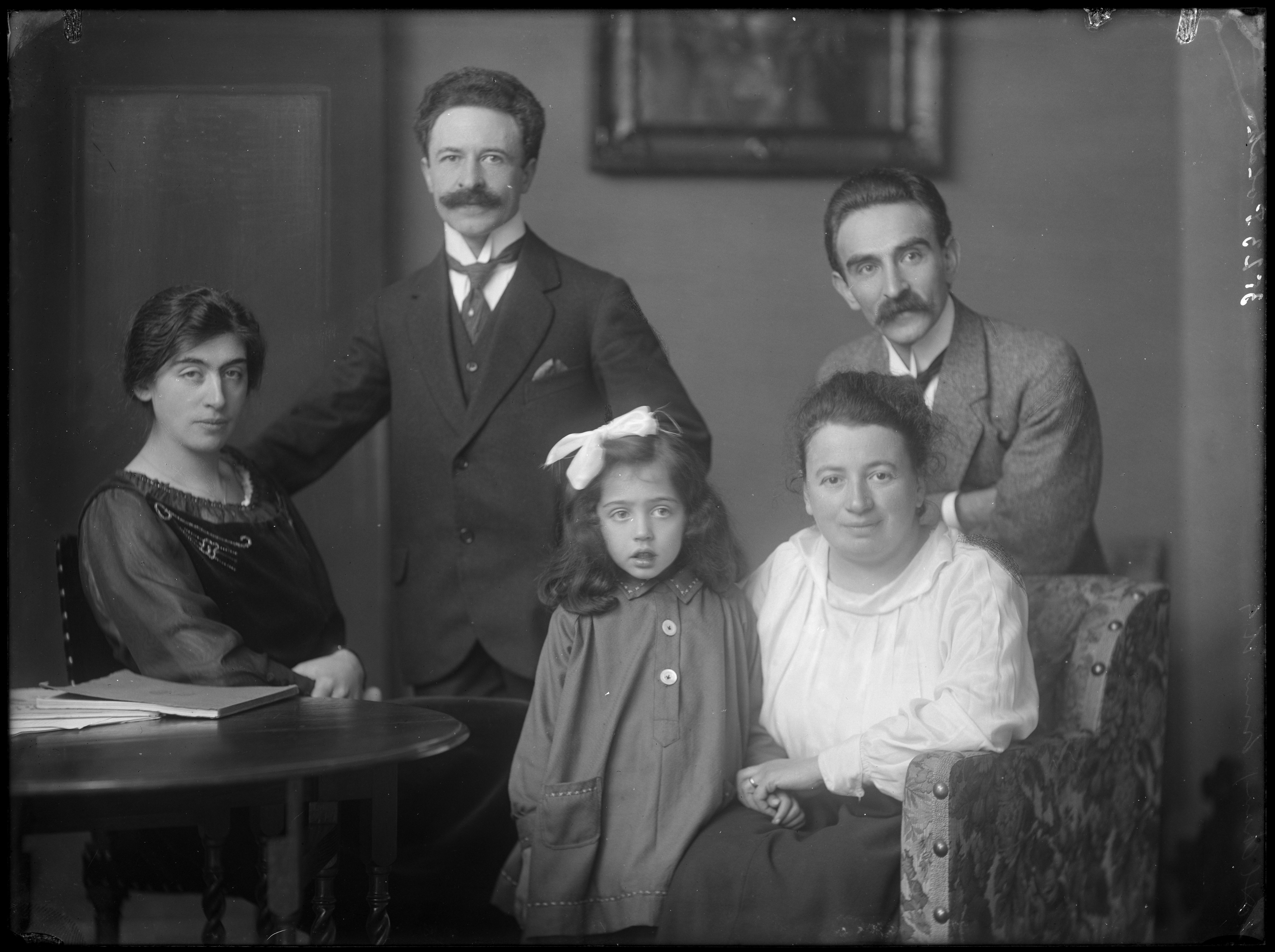 Leo Polak en Henriette Polak-Scharz links, met Willy Polak en gezin in 1917
