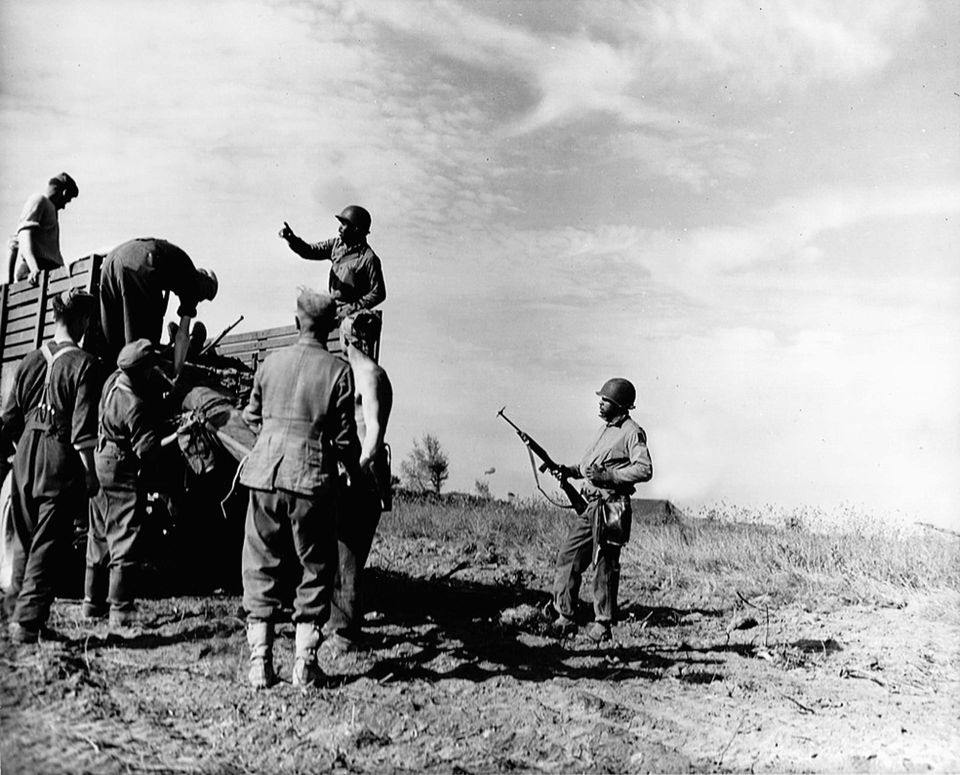 Aankomst van gesneuvelde soldaten in Margraten. Foto: US 161st Signal Photo Corps.