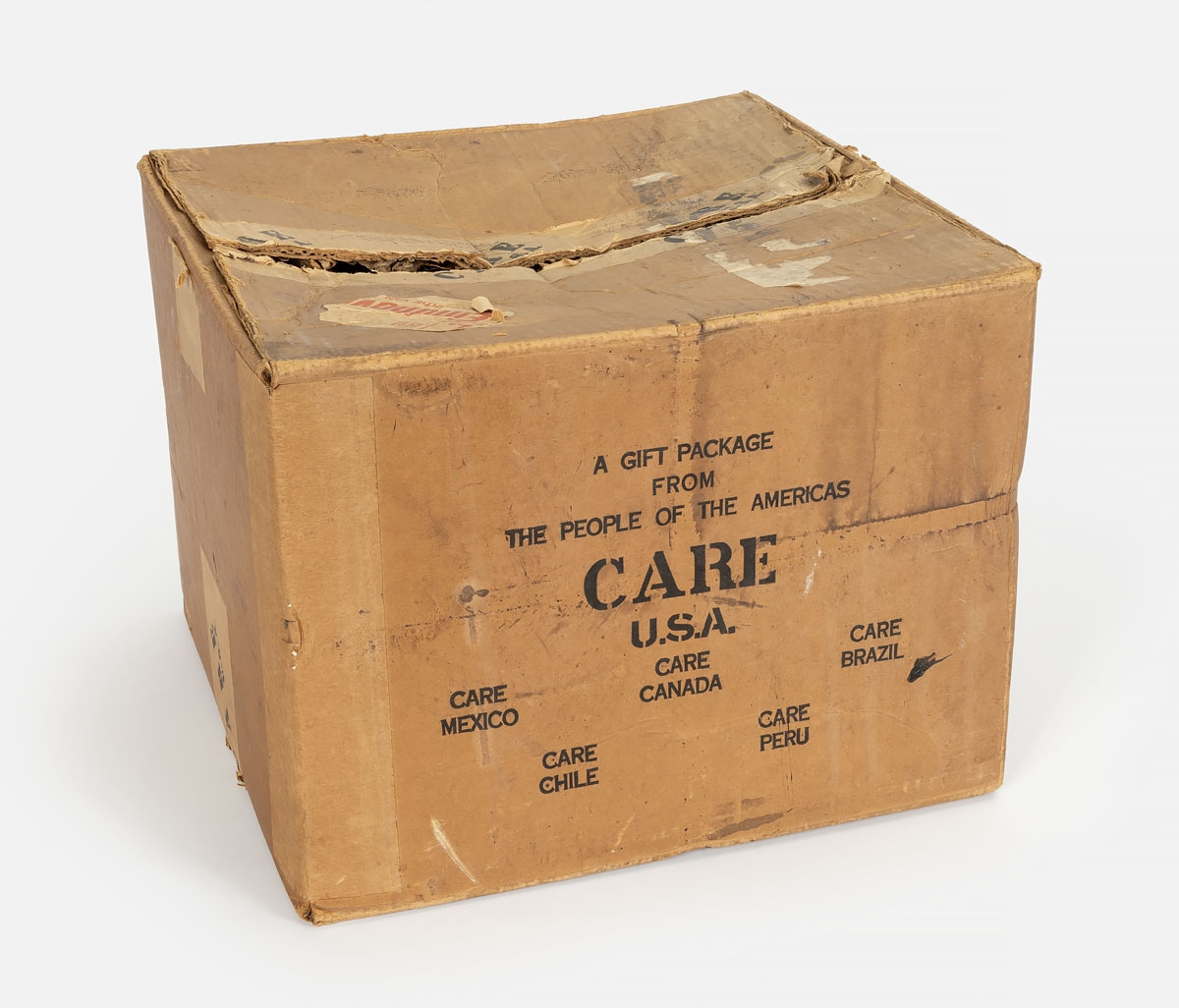 De kartonnen doos van C.A.R.E. uit de collectie van het Vrijheidsmuseum