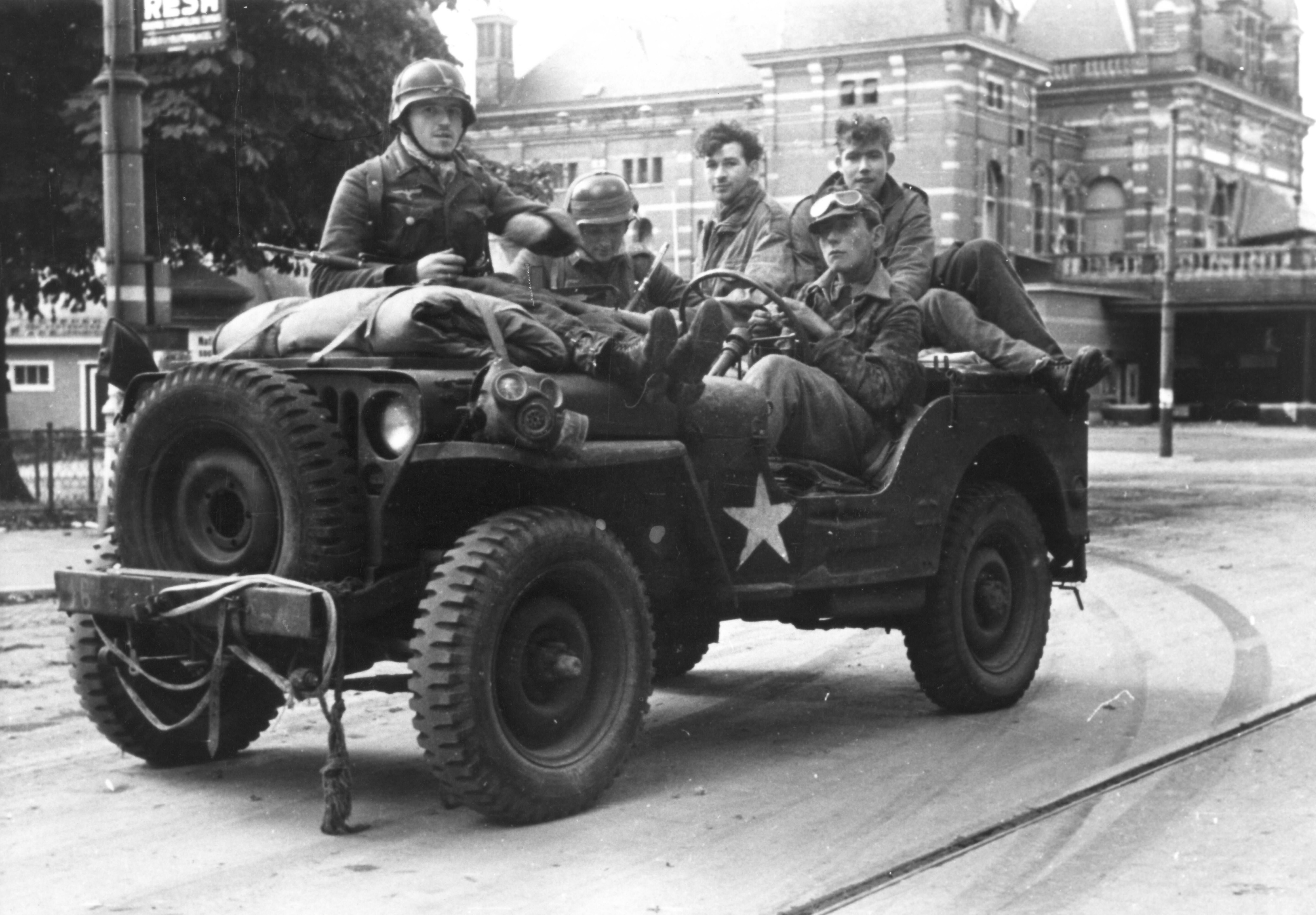 Duitse militairen in een buitgemaakte Amerikaanse jeep in Arnhem
