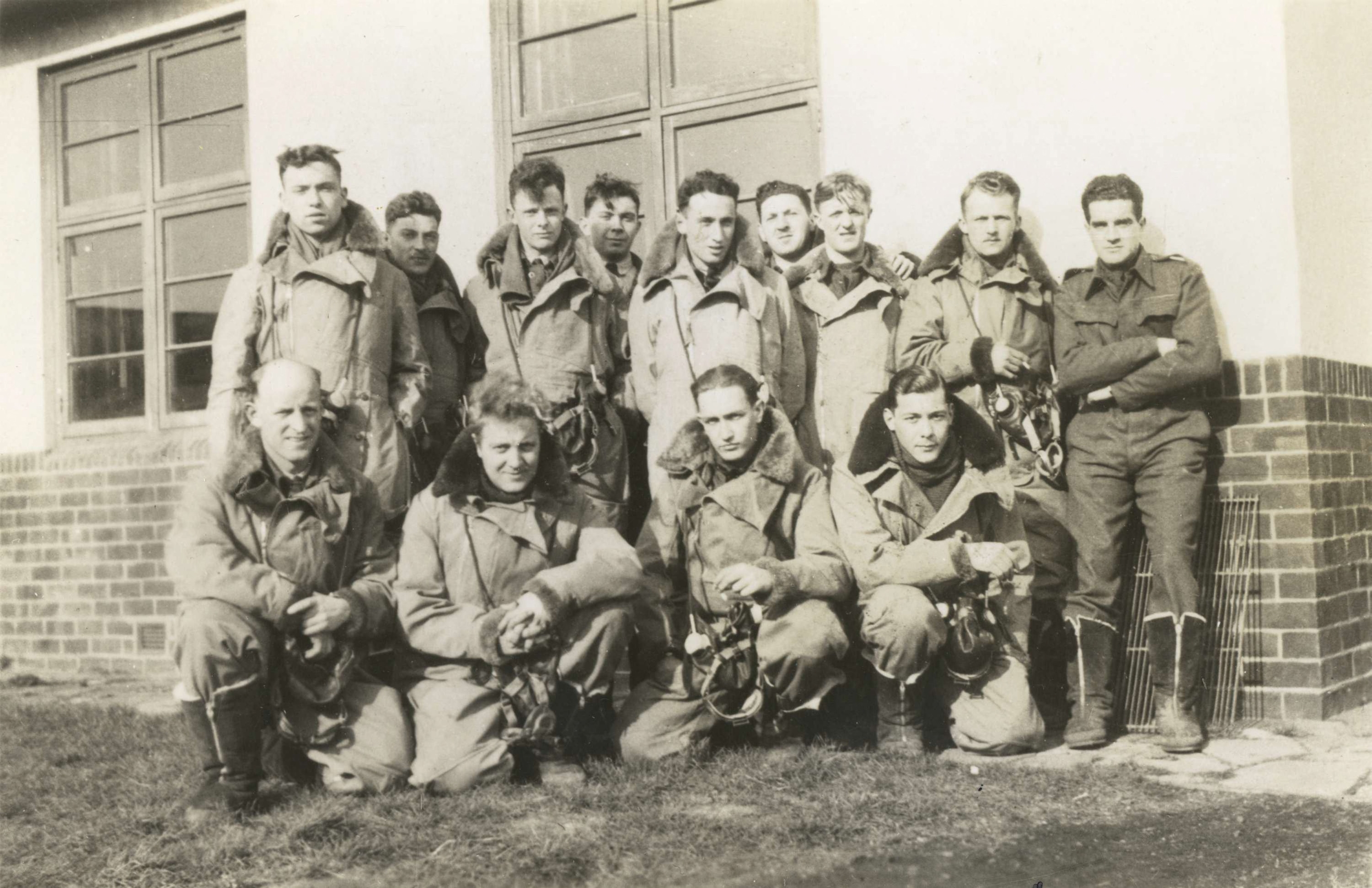 Rechts onderste rij zit Hugo Seelig, waarschijnlijk te Quebec, Canada, om met enkele andere Nederlanders een opleiding voor de RAF te volgen.
