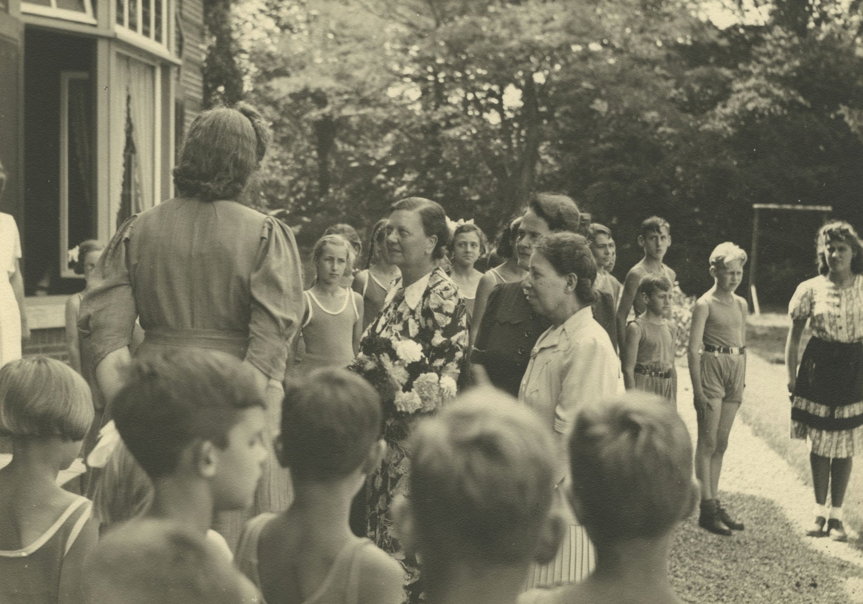 Van Bilderbeek vergezeld Witlam tijdens de opening van kindertehuis Westerhelling.