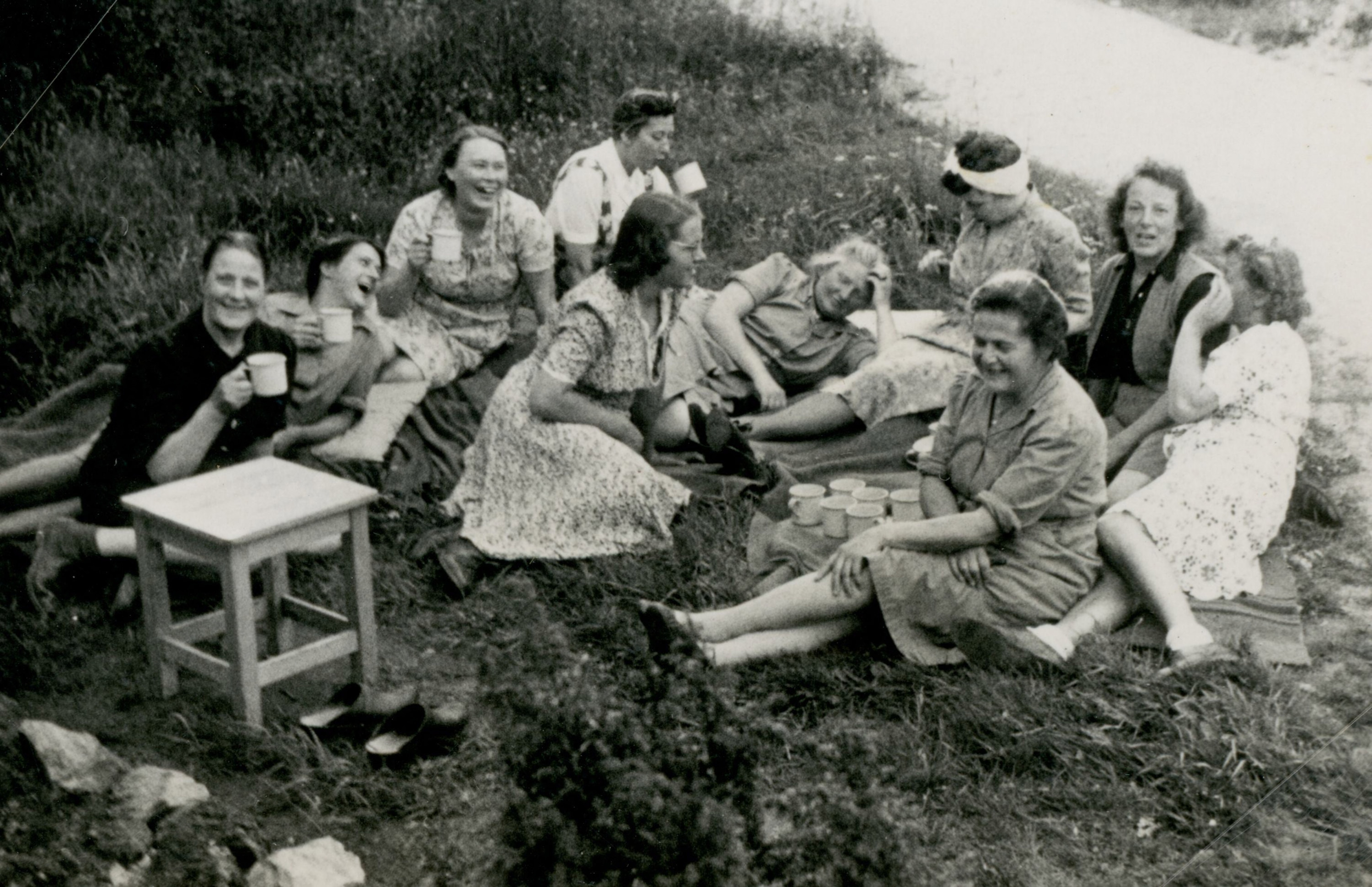 Picknick bij herstellingskamp Scatos in Göteborg van vrouwen uit Kamp Ravensbrück.