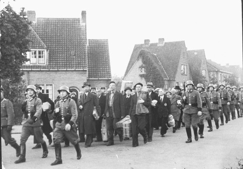 De mannen op het transport van 11 oktober 1944 onderweg van Kamp Amersfoort naar station Amersfoort.