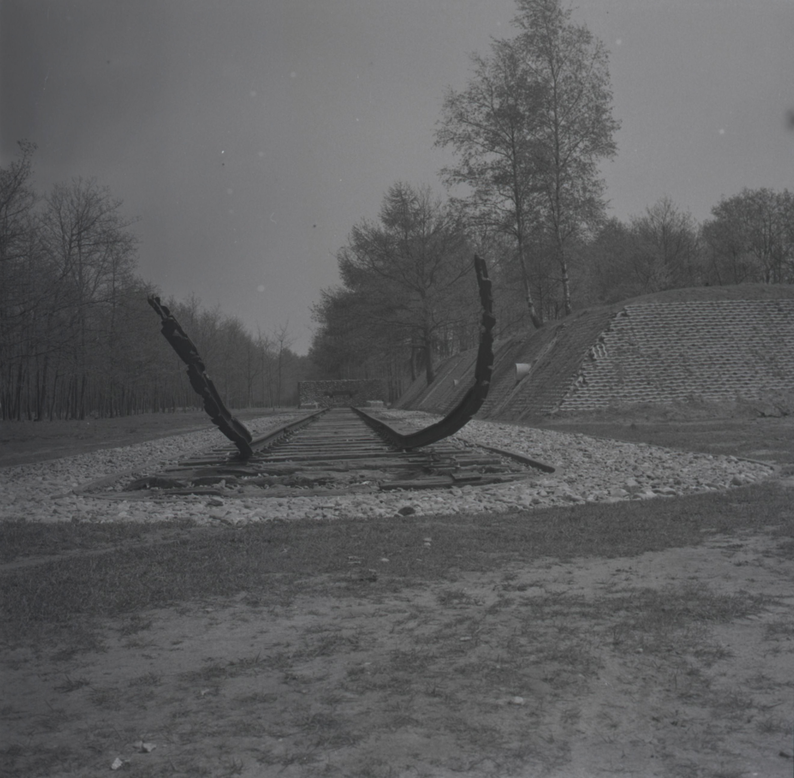 Monument bij Kamp Westerbork gemaakt door Ralph Prins en onthuld door koningin Juliana in 1970.
