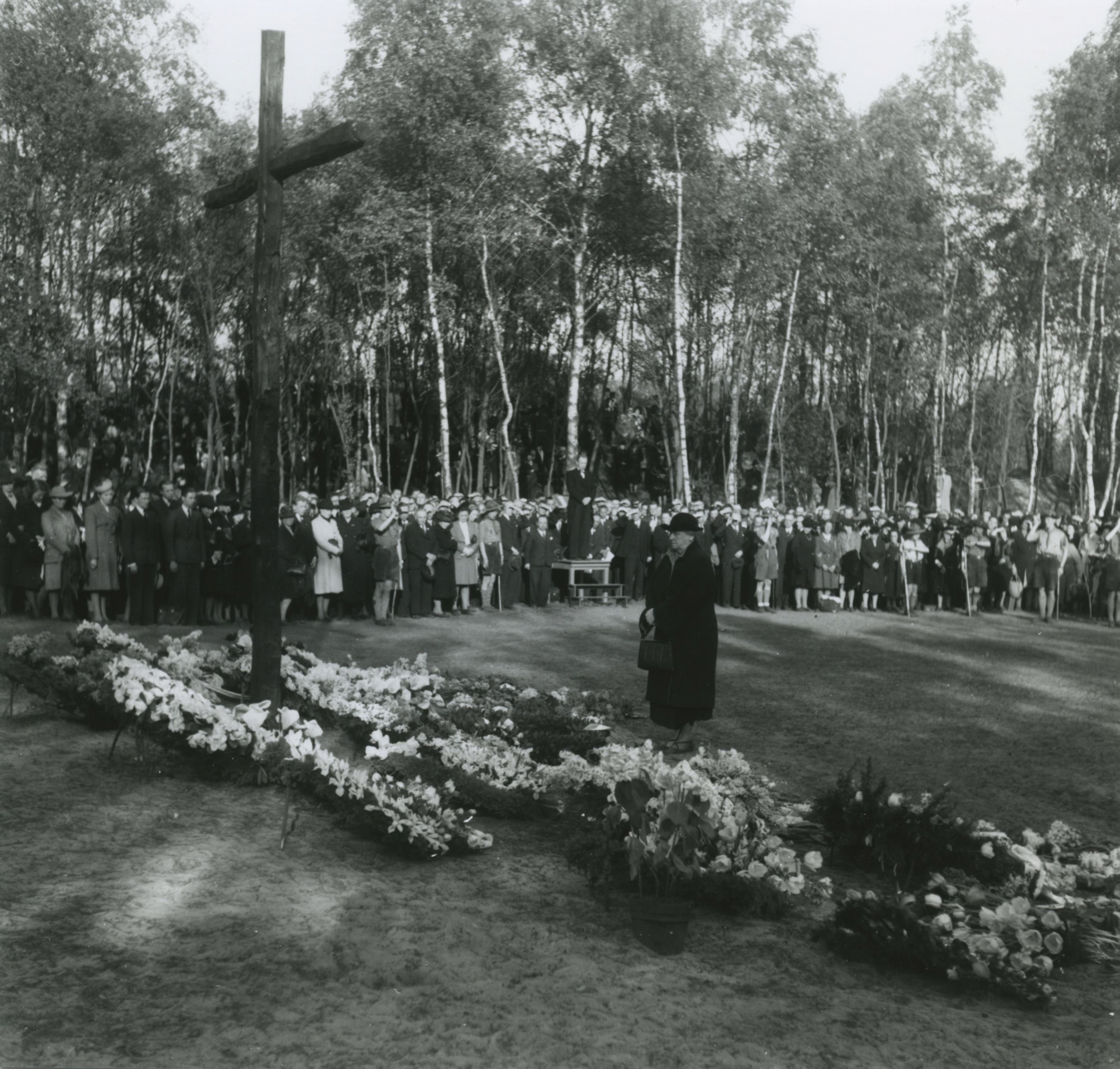 Koningin Wilhemina bij de herdenking op de fusilladeplaats in 1946.