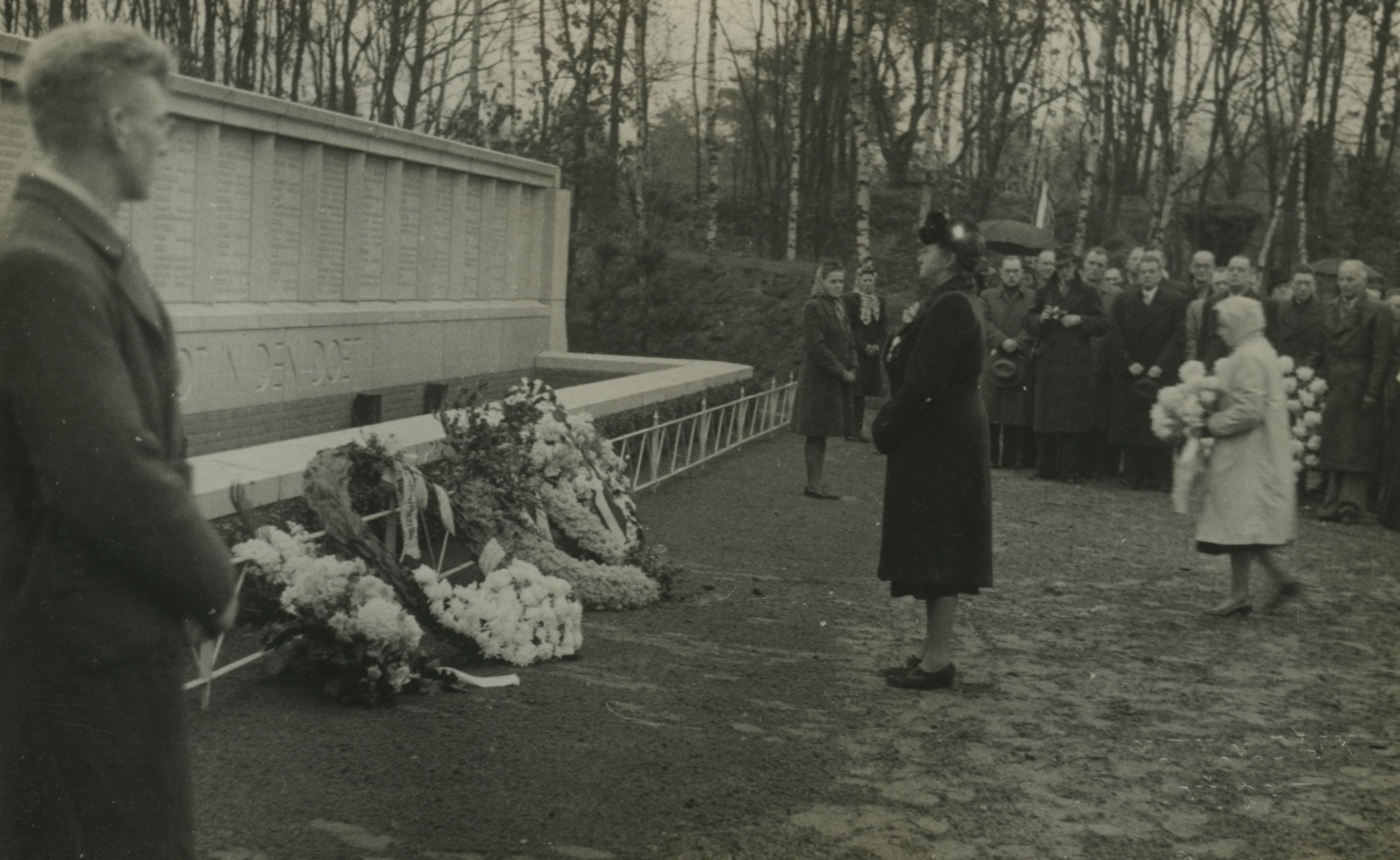 Prinses Juliana onthult het monument op de fusilladeplaats op 20 december 1947.