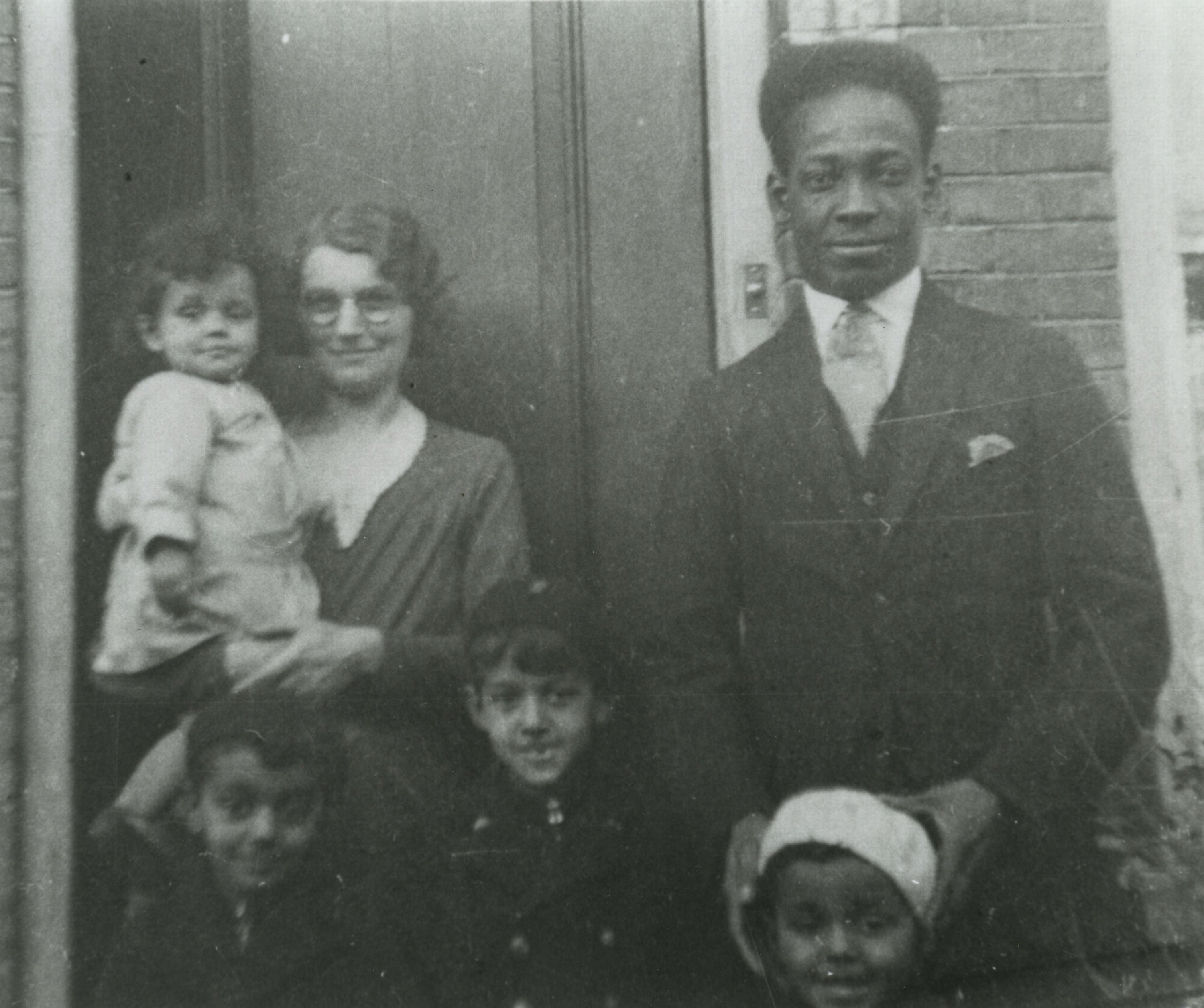 Familiefoto van Nel, Anton en hun vier kinderen.