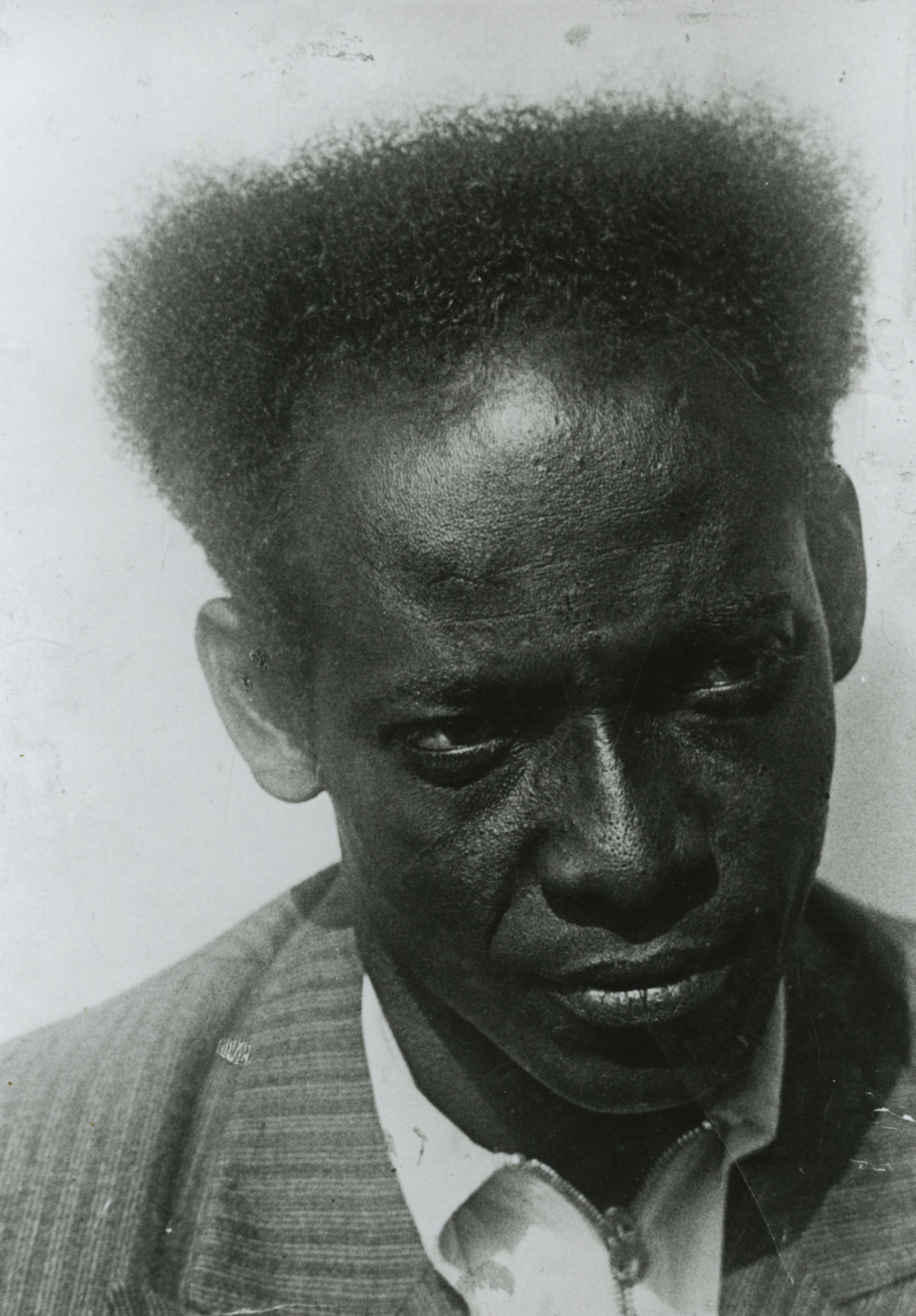 Portretfoto van Anton de Kom.