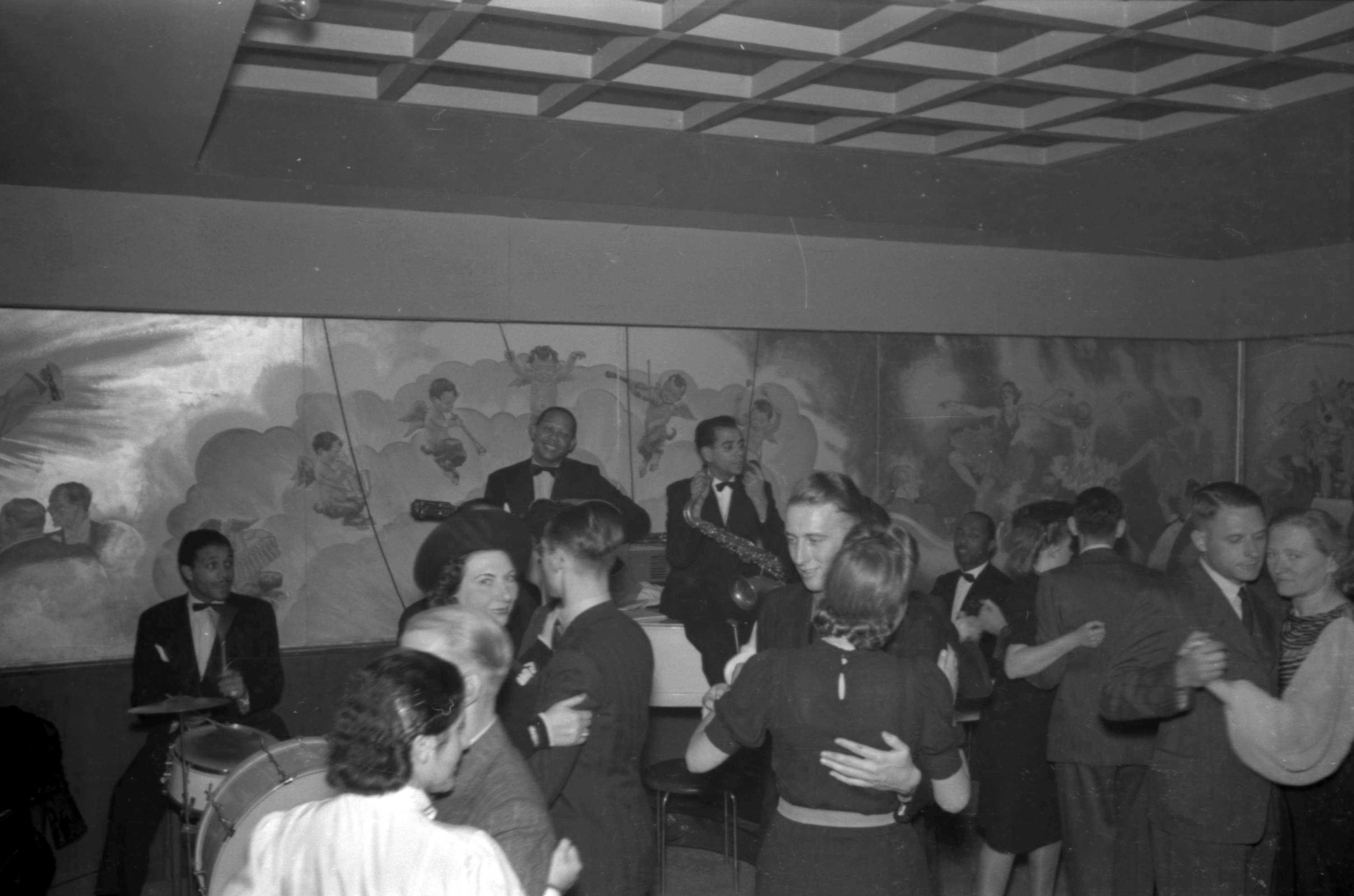 Jazzmuziek in de Savoy-bar aan de Leidsekade in Amsterdam, 1940-1941. Geheel links achter de vleugel speelt Freddy Johnson.