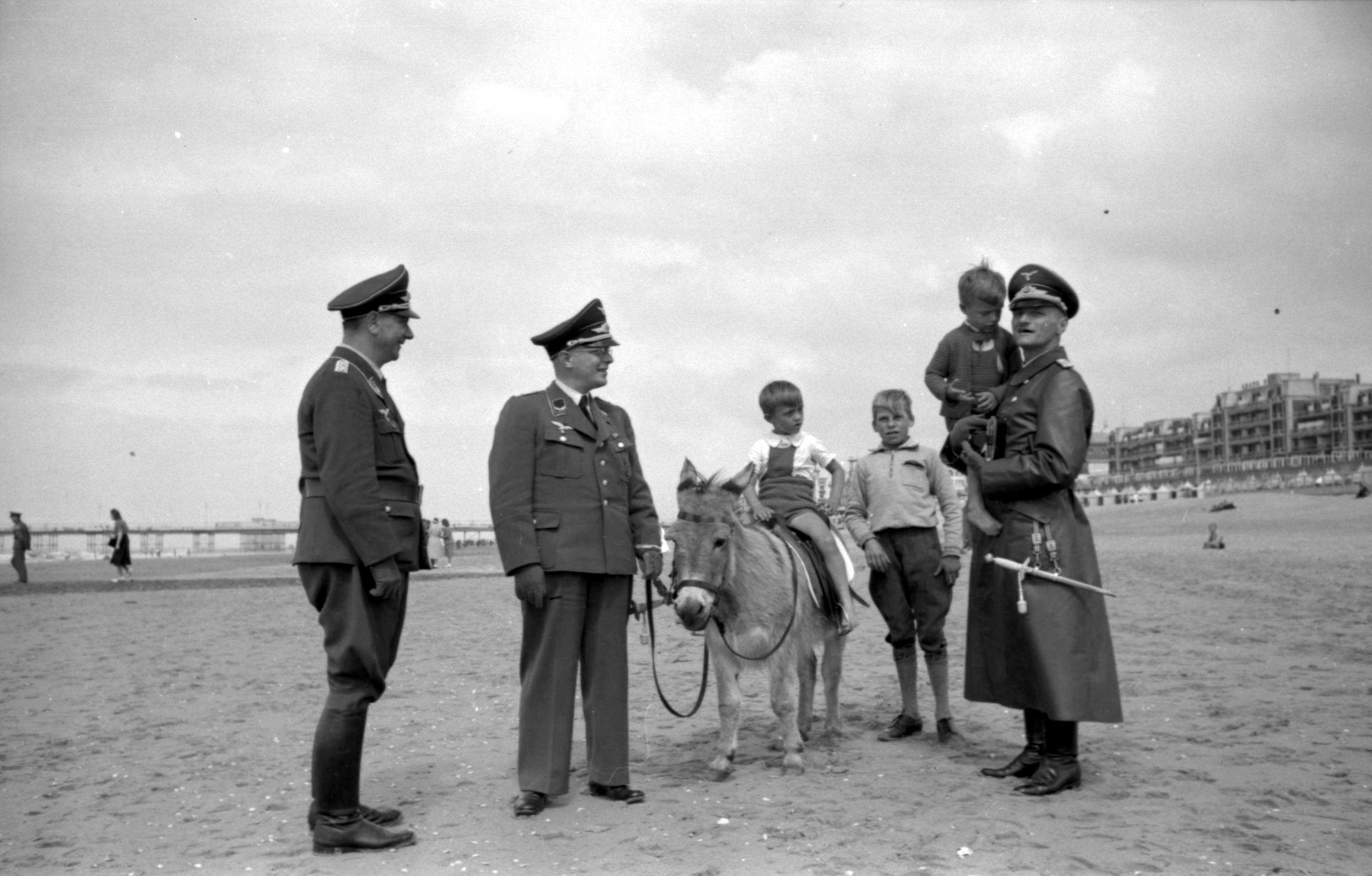 Duitse militairen op het strand in Scheveningen