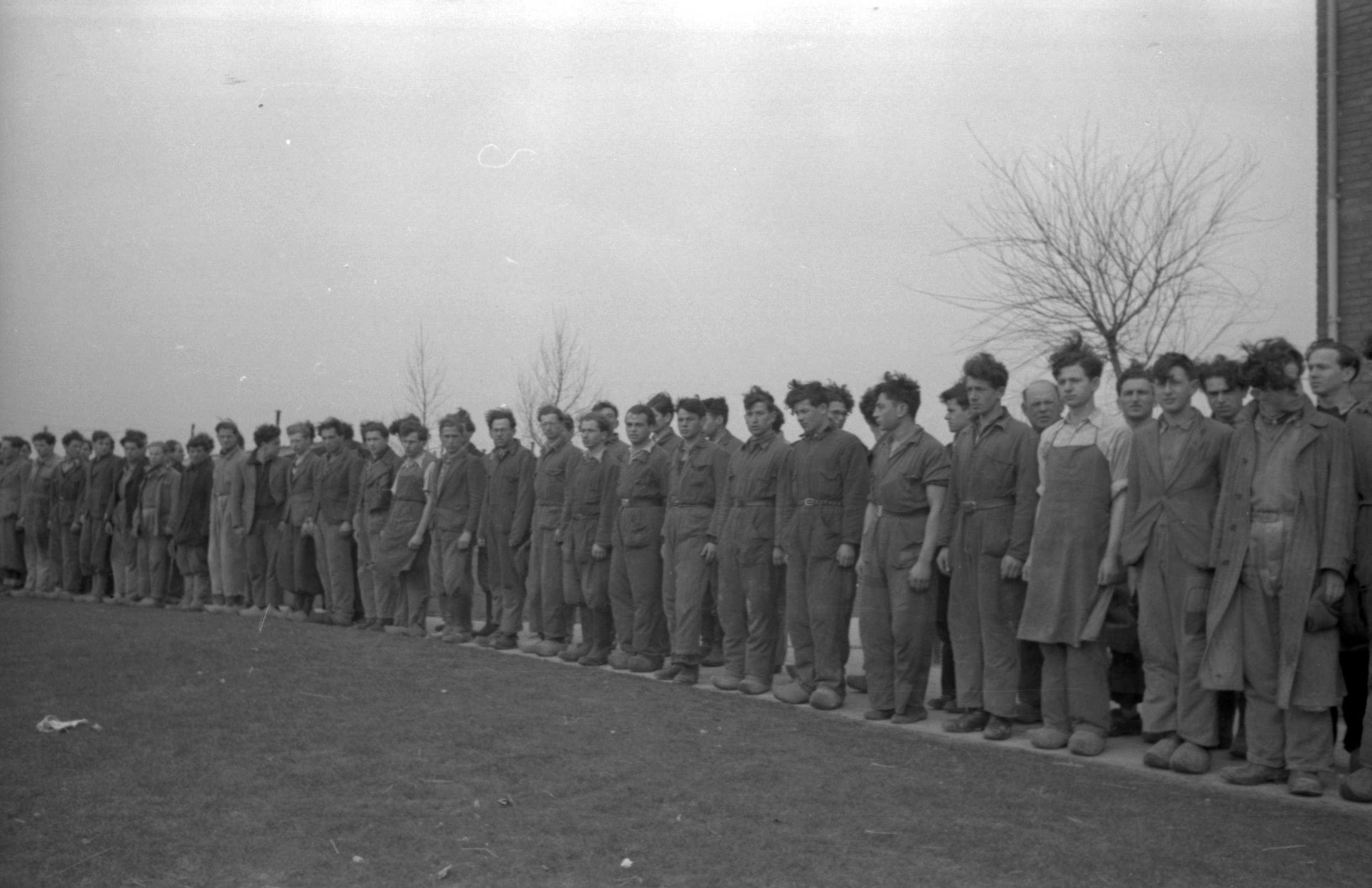 De afgevoerden tijdens de ontruiming van het werkdorp op 20 maart 1941.
