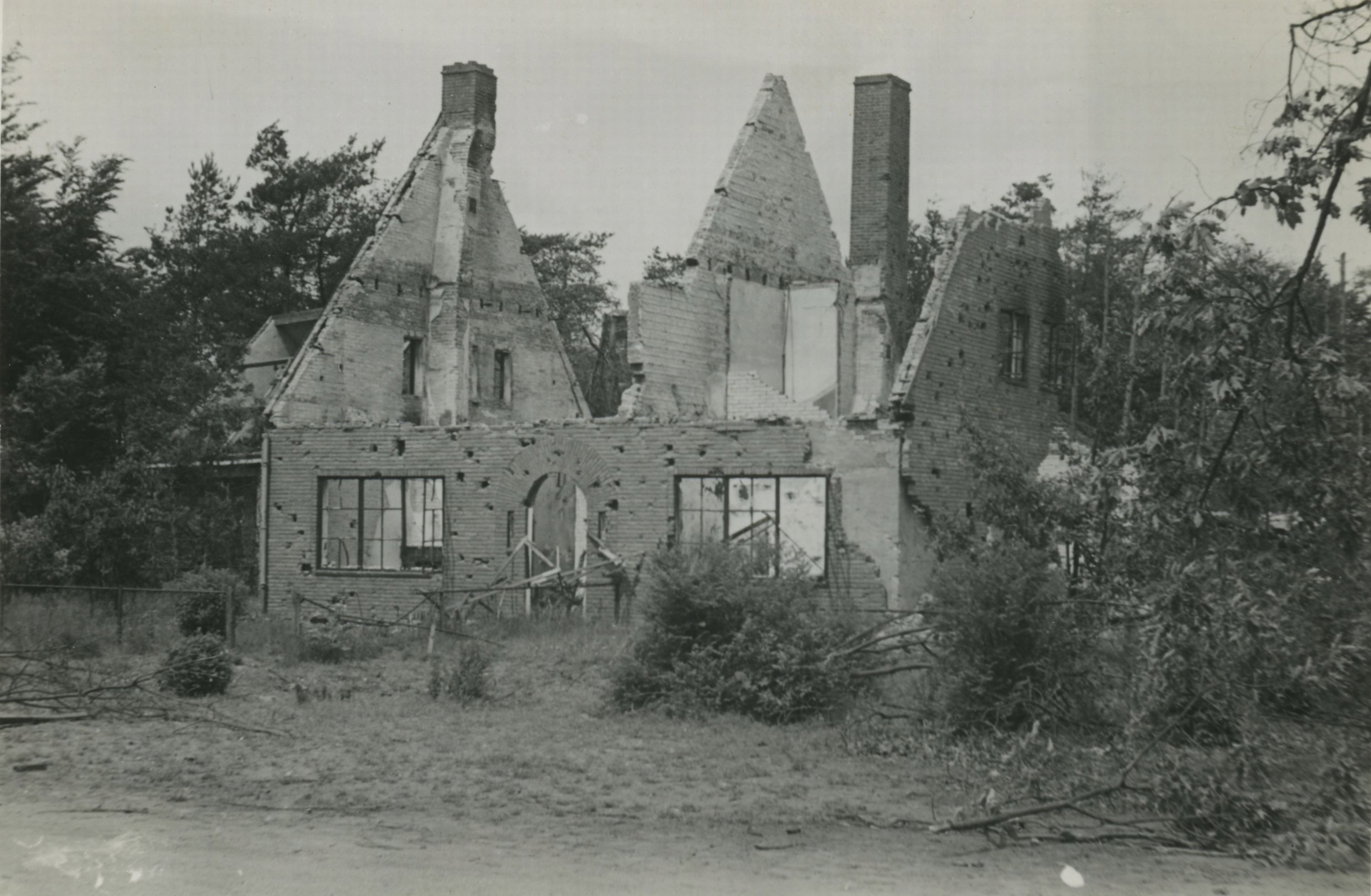 Schade na bombardement in het dorp Wolfheze