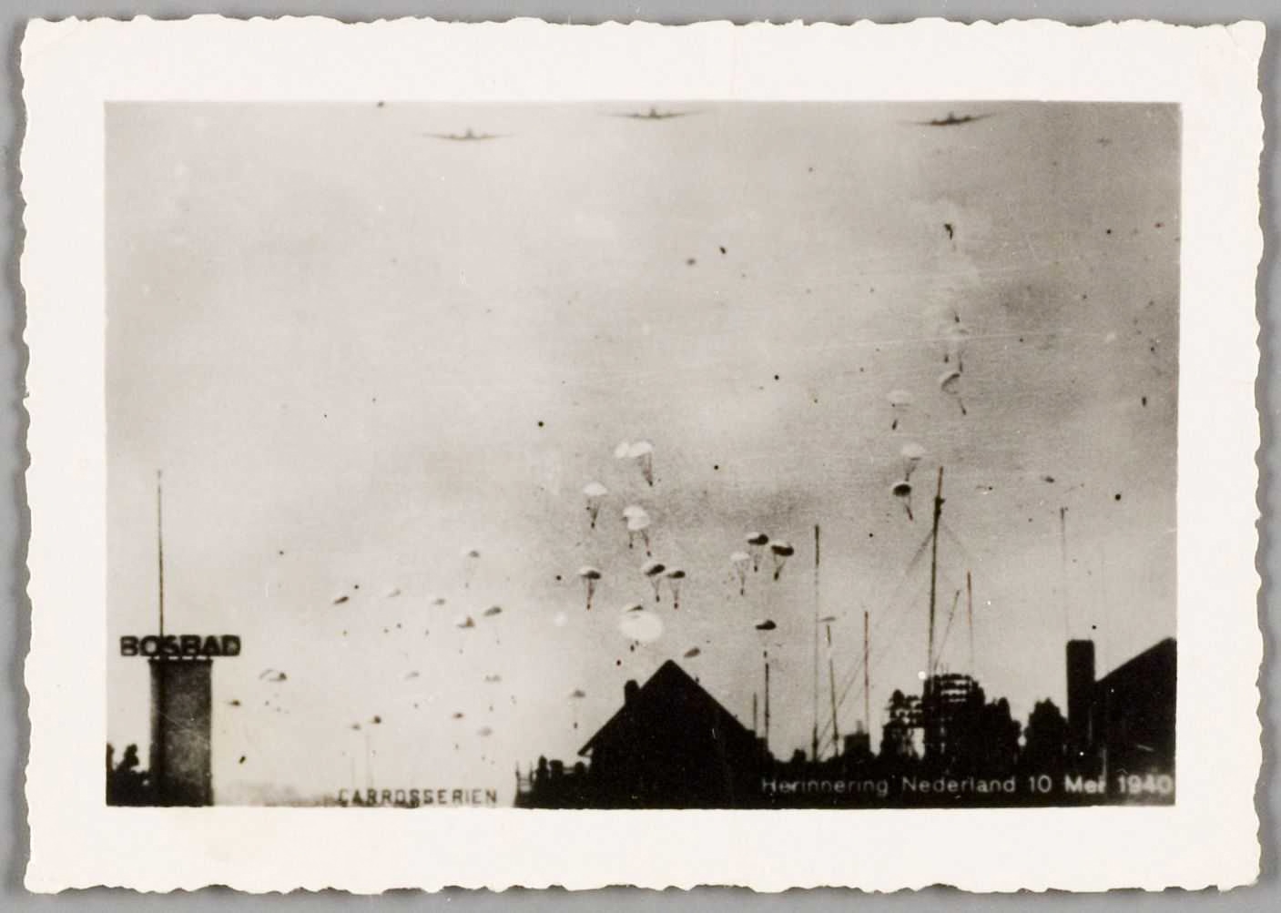 Parachutisten boven Nederland op 10 mei 1940