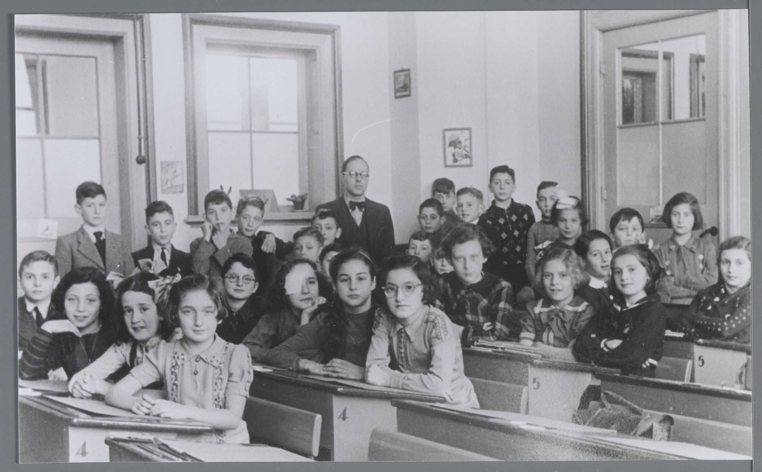 Klassenfoto van de Joodse school aan de Molenwaterweg in Rotterdam, circa 1941-1942. Collectie: Joods Historisch Museum. 