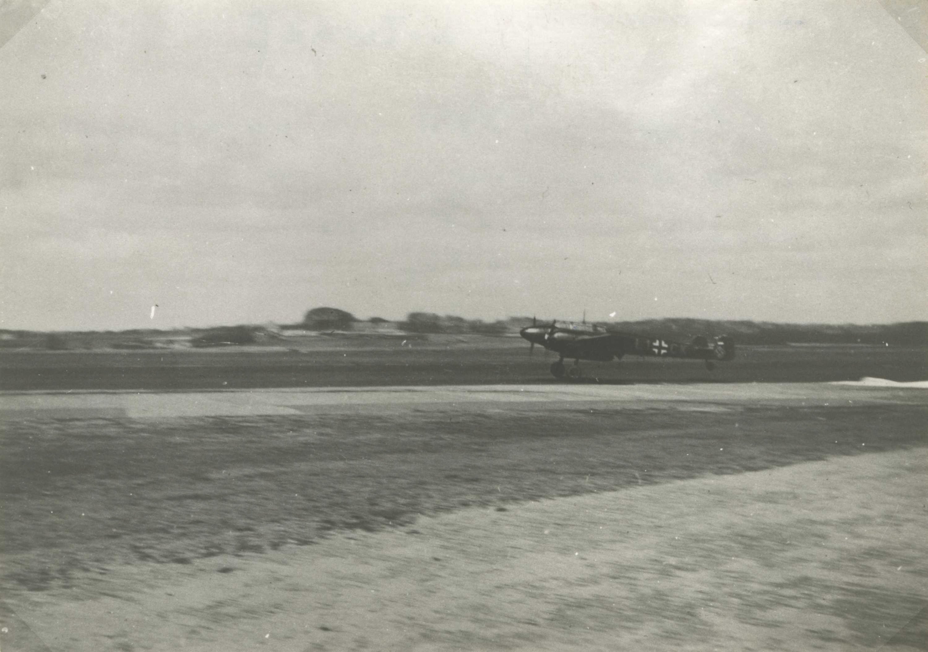 Een van de nachtjachtvliegtuigen stijgt op vanuit Fliegerhorst Deelen