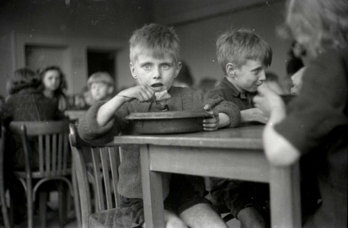 Voedselverstrekking aan kinderen door het IKB.