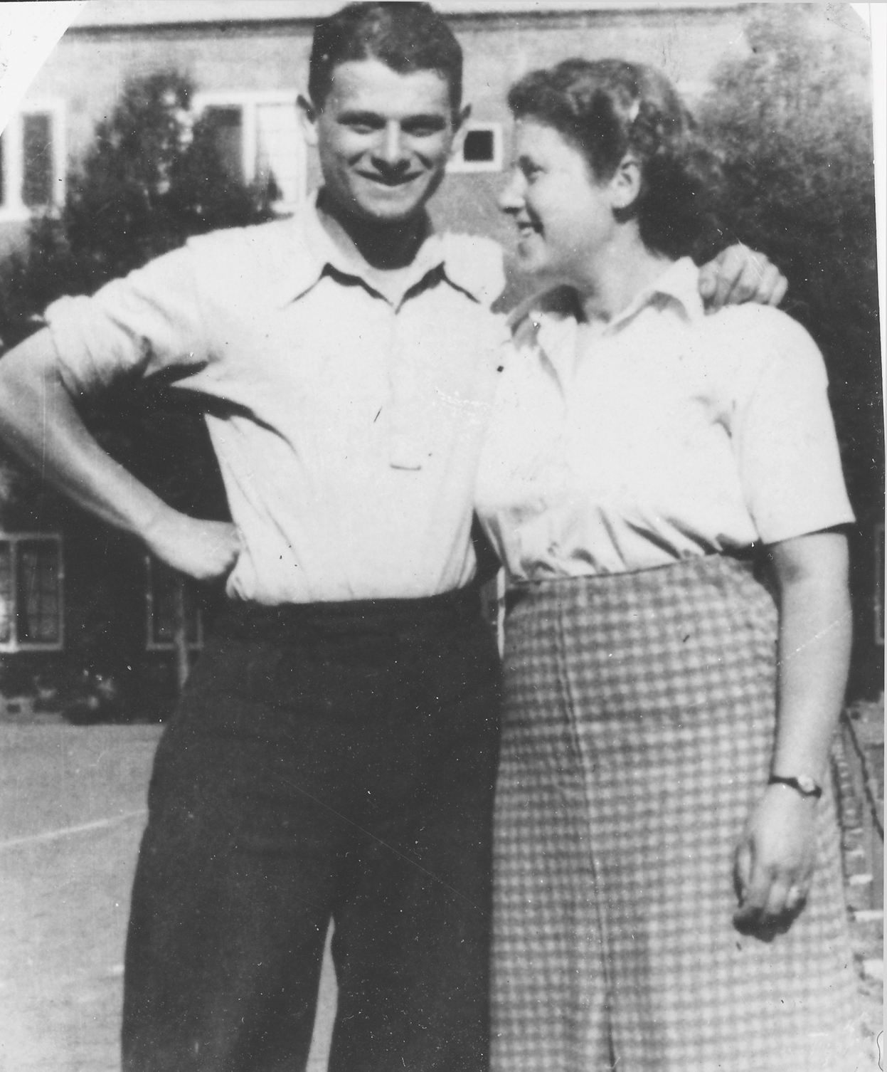 Jules Schelvis met zus Milly in 1939