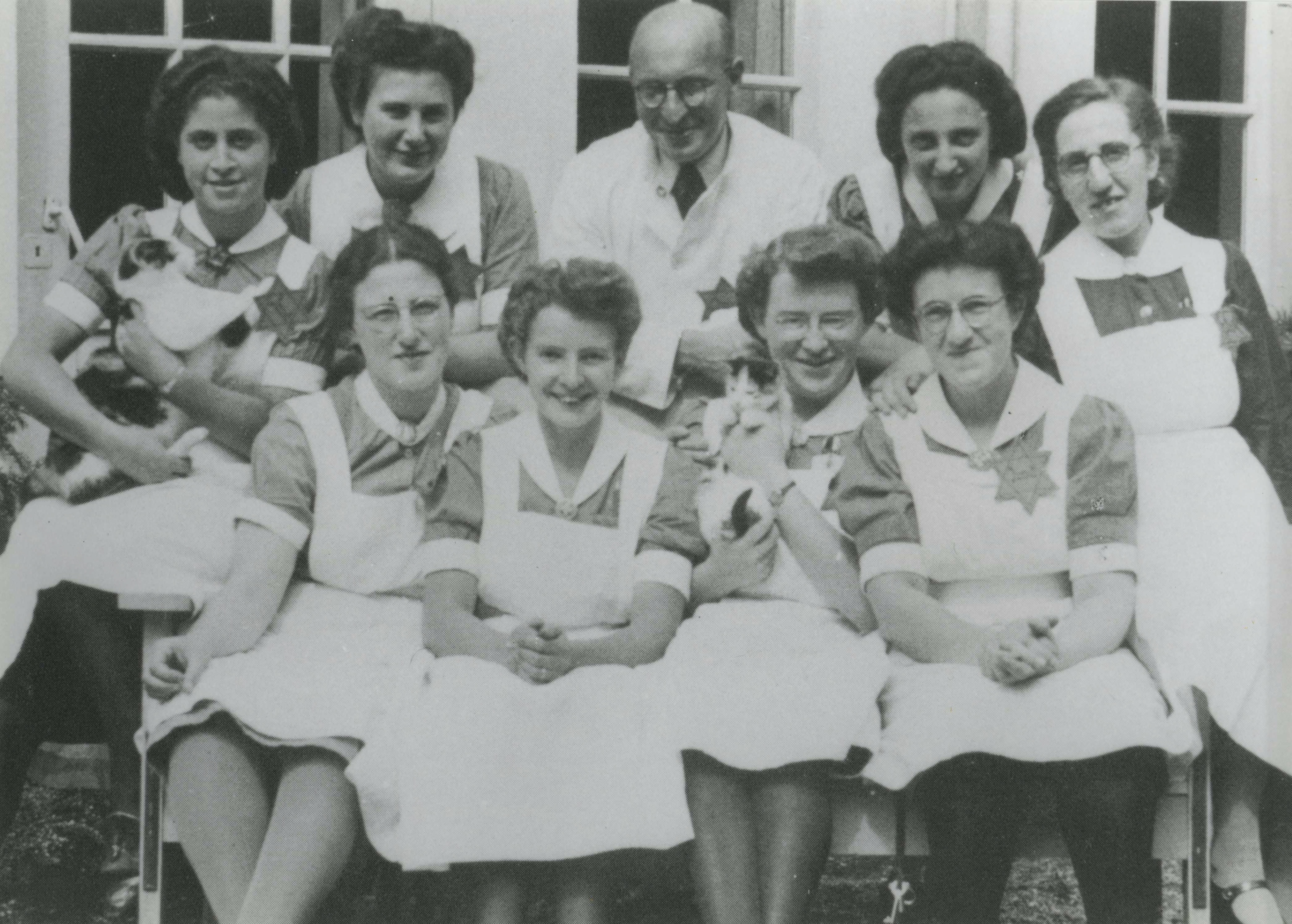 Foto uit 1942 van verpleegkundigen van het Apeldoornsche Bosch.