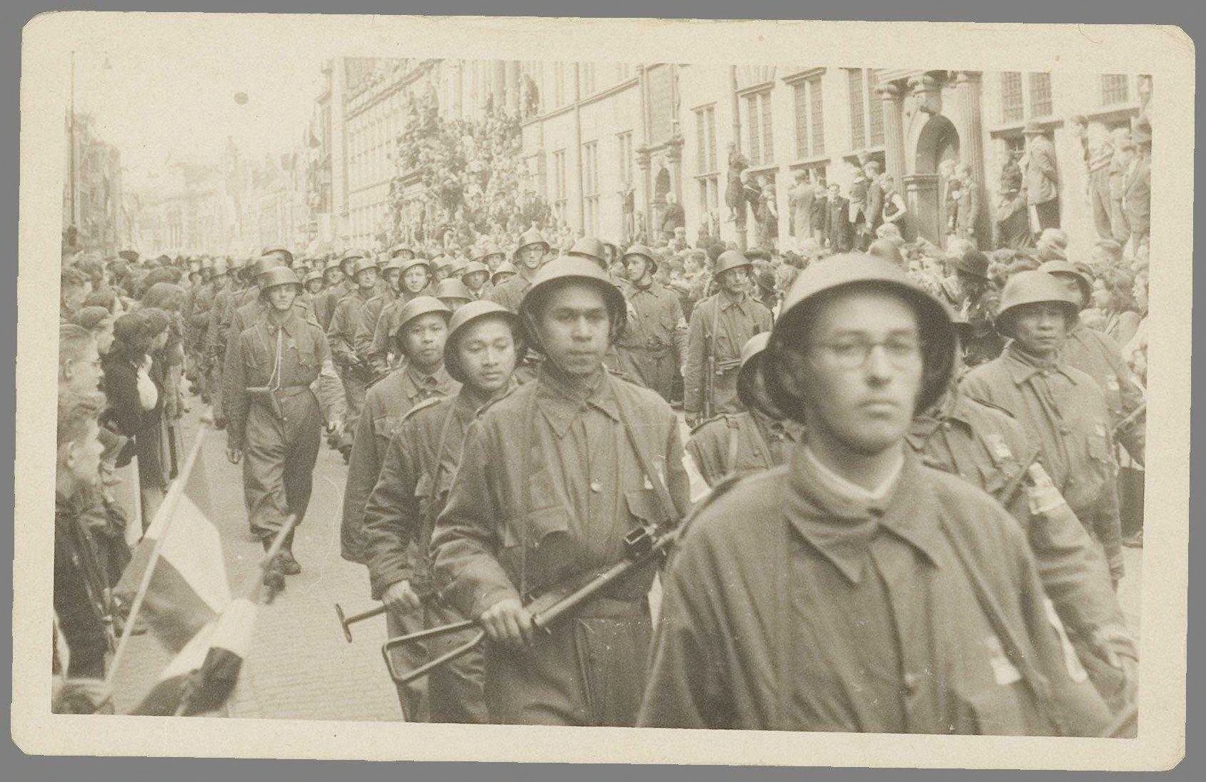 Leden van Groep Irawan, onderdeel van de Binnenlandse Strijdkrachten, vernoemd naar omgekomen lid Irawan Soejono, tijdens het defilé ter gelegenheid van de verjaardag van Prins Bernard, 29 juni 1945.