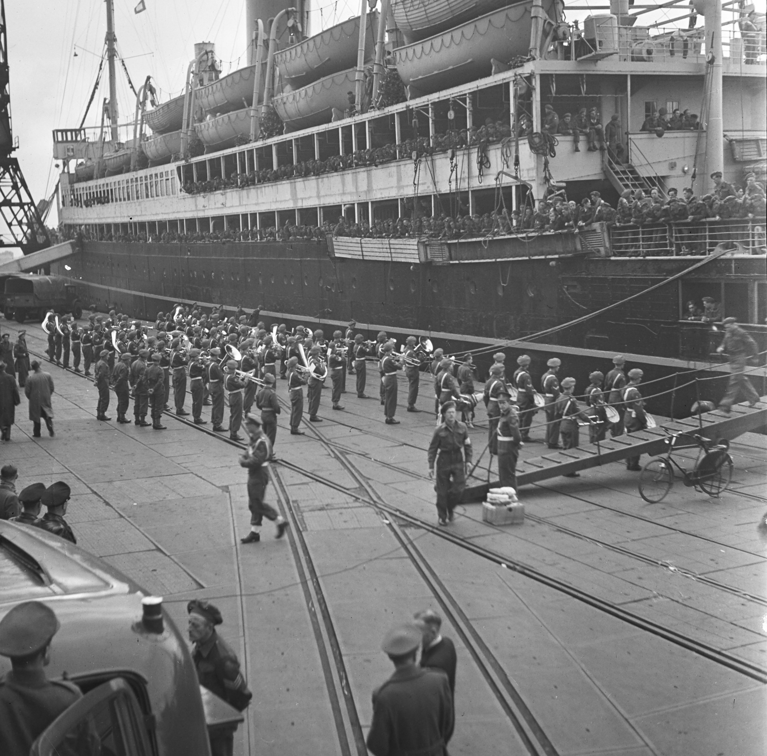 Na de Tweede Wereldoorlog blijft de SS Volendam varen als troepentransportschip.