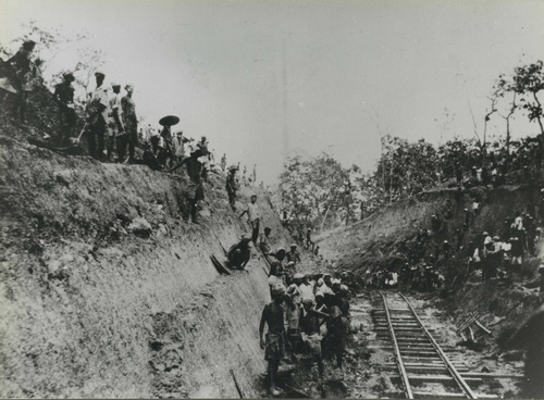 Dwangarbeiders werken aan de Birma-Siam spoorlijn.