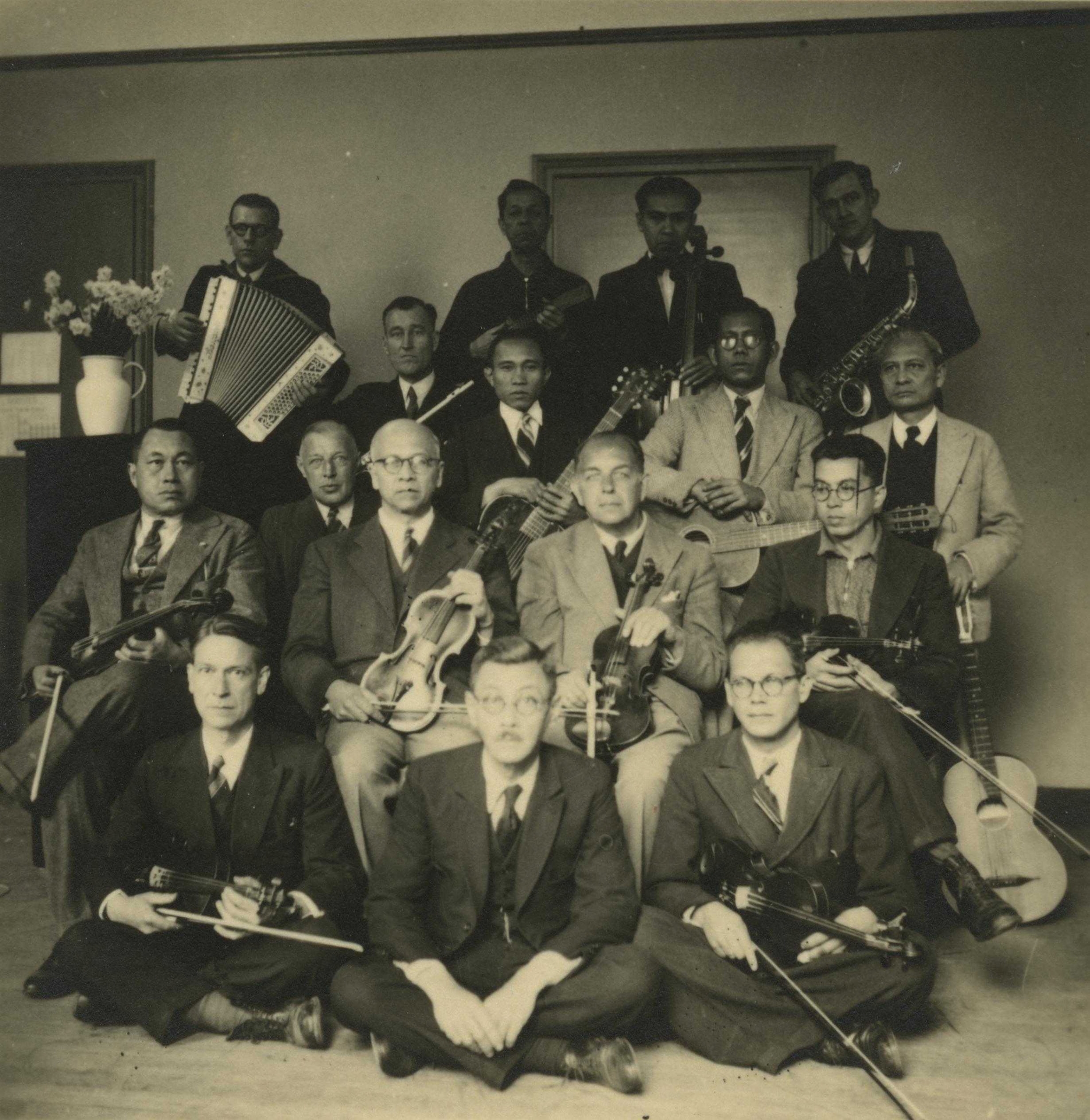 Foto van het Indisch orkest. Het is op deze foto goed te zien dat diverse gijzelaars een Indische achtergrond hadden. Ook hier zijn de gitaar, ukelele en viool duidelijk in beeld.