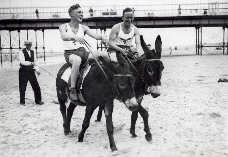 Duitse militairen op het strand in Scheveningen in mei 1940