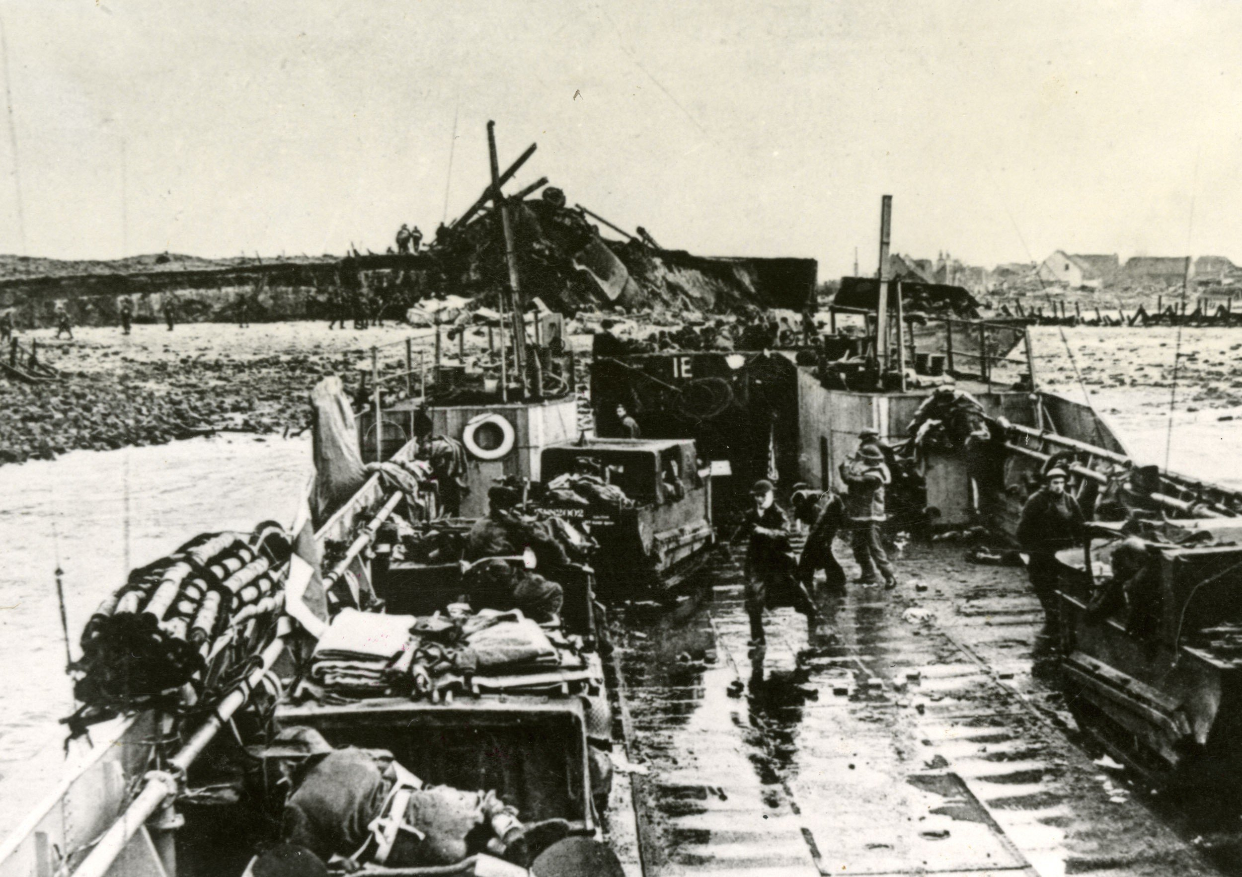 Britse Mariniers embarkeren met voertuigen en materieel voor de kust bij Westkapelle