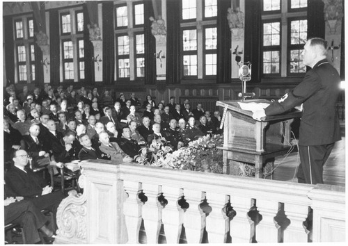 Graaf Schwerin von Krosigk tijdens een voordracht in het Koloniaal Instituut in Amsterdam, 1942.