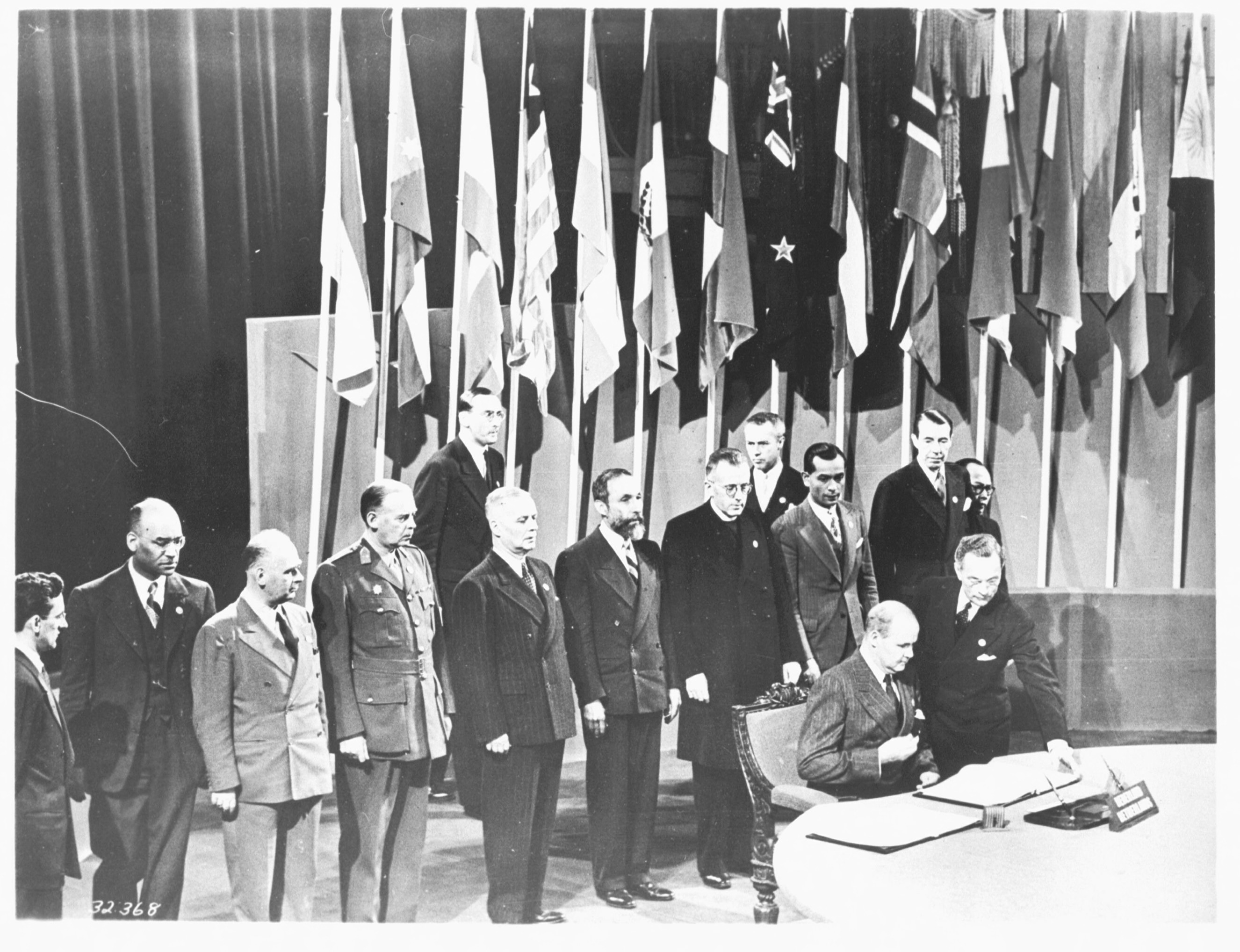 De Nederlandse delegatie tekent het Handvest op 26 juni 1945