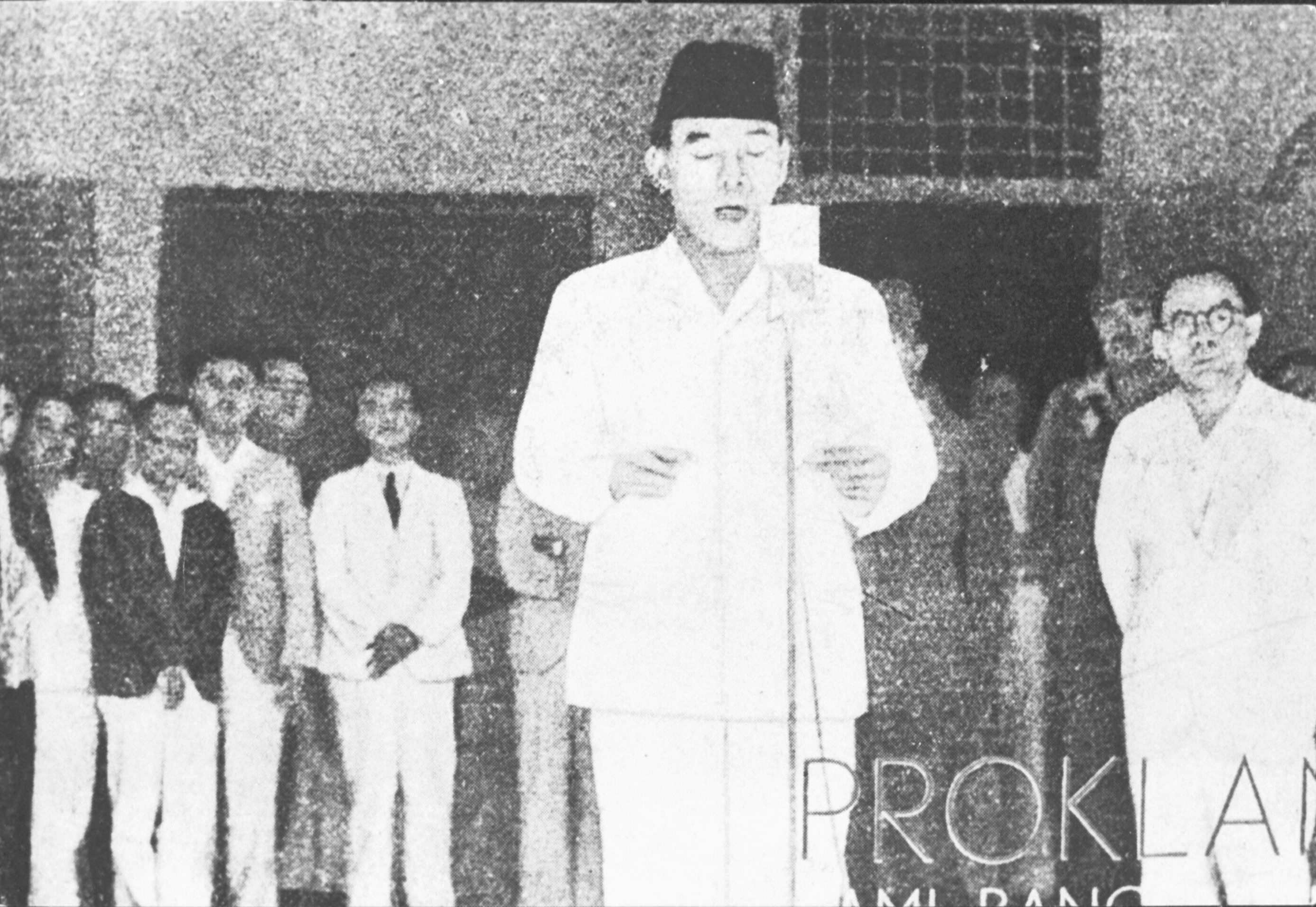 Soekarno verklaart de Indonesische onafhankelijkheid op 17 augustus 1945. Mohammed Hatta staat rechts. Collectie: NIOD.